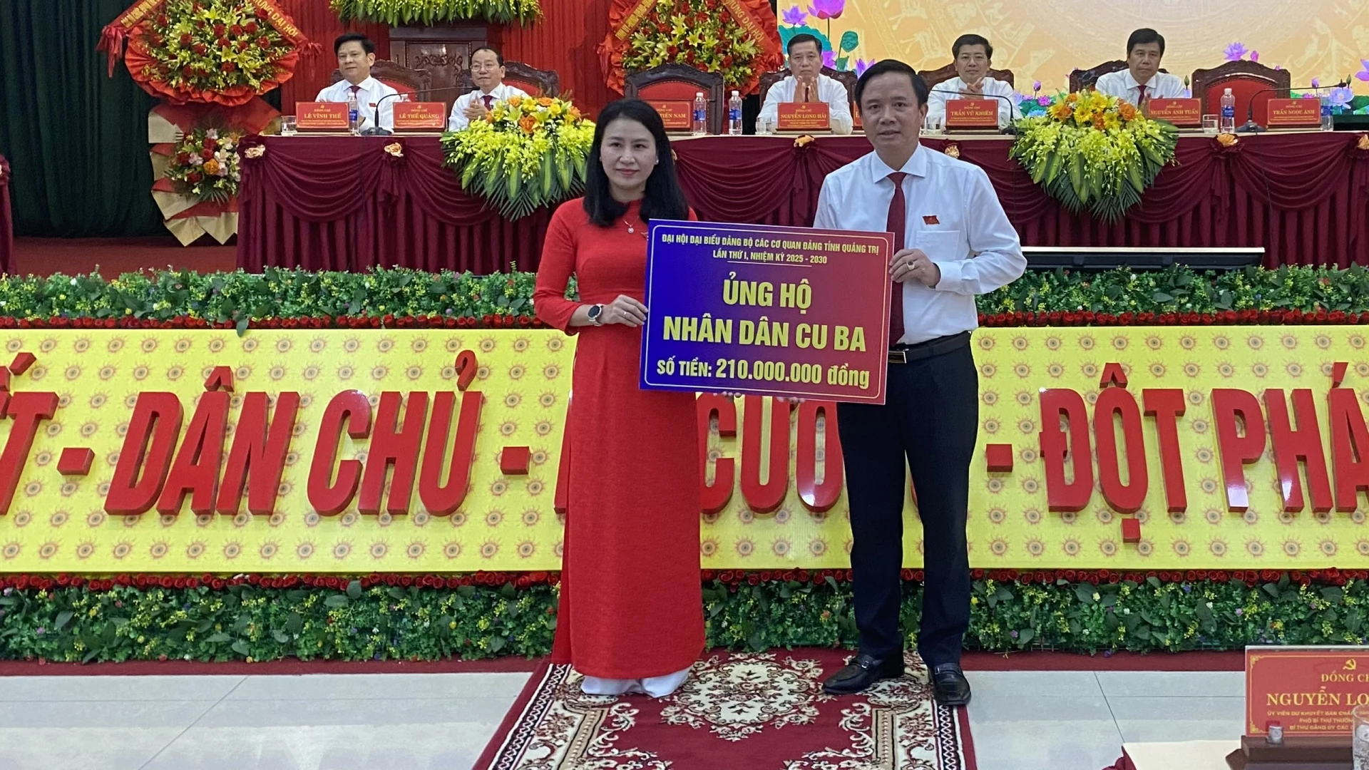 Trao số tiền 210 triệu đồng ủng hộ Nhân dân Cu Ba cho Hội Chữ thập đỏ tỉnh -Ảnh: NL