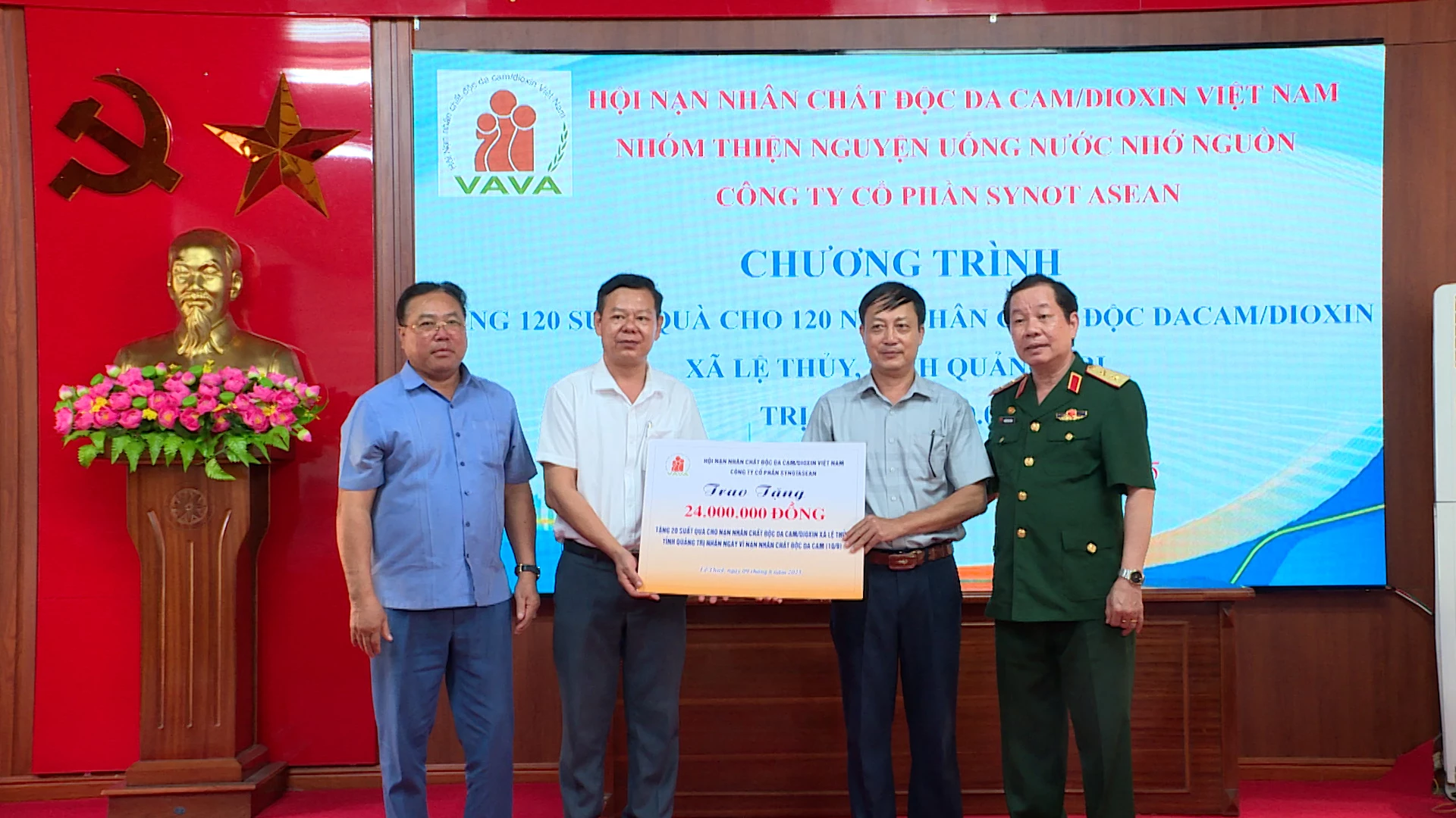 Đại diện Trung ương Hội Nạn nhân chất độc da cam/dioxin Việt Nam và doanh nghiệp trao biển tượng trưng hỗ trợ quà cho các nạn nhân chất độc da cam trên địa bàn.