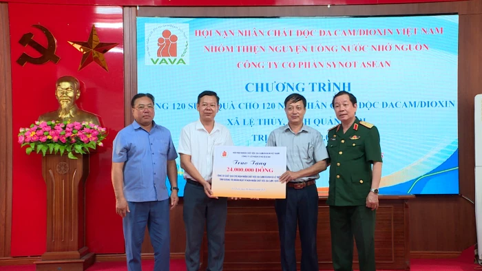 Trao 120 suất quà cho nạn nhân chất độc da cam ở xã Lệ Thủy