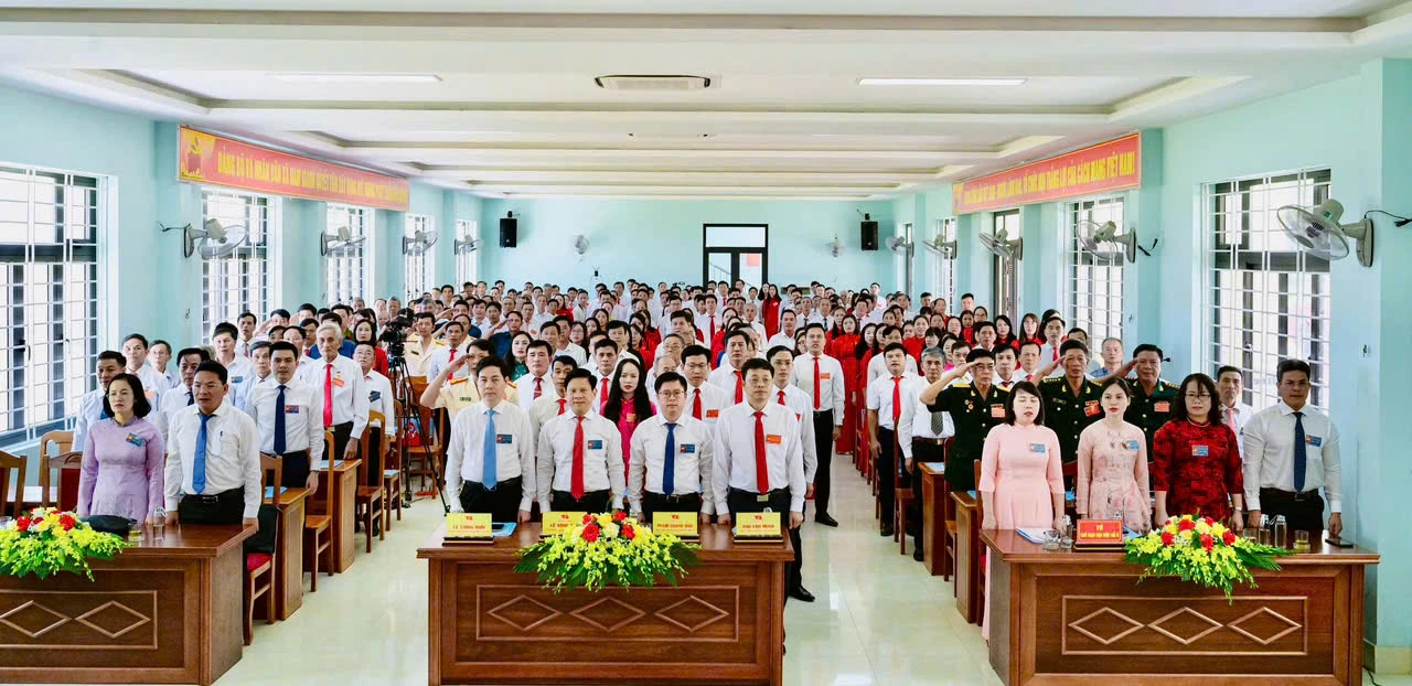 Các đại biểu thực hiện nghi thức chào cờ