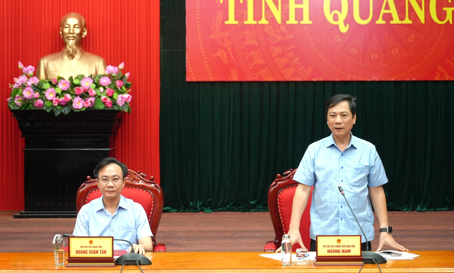 Phó Chủ tịch Thường trực UBND tỉnh Hoàng Nam và Phó Chủ tịch UBND tỉnh Hoàng Xuân Tân chủ trì phiên họp - Ảnh: Trung Đức