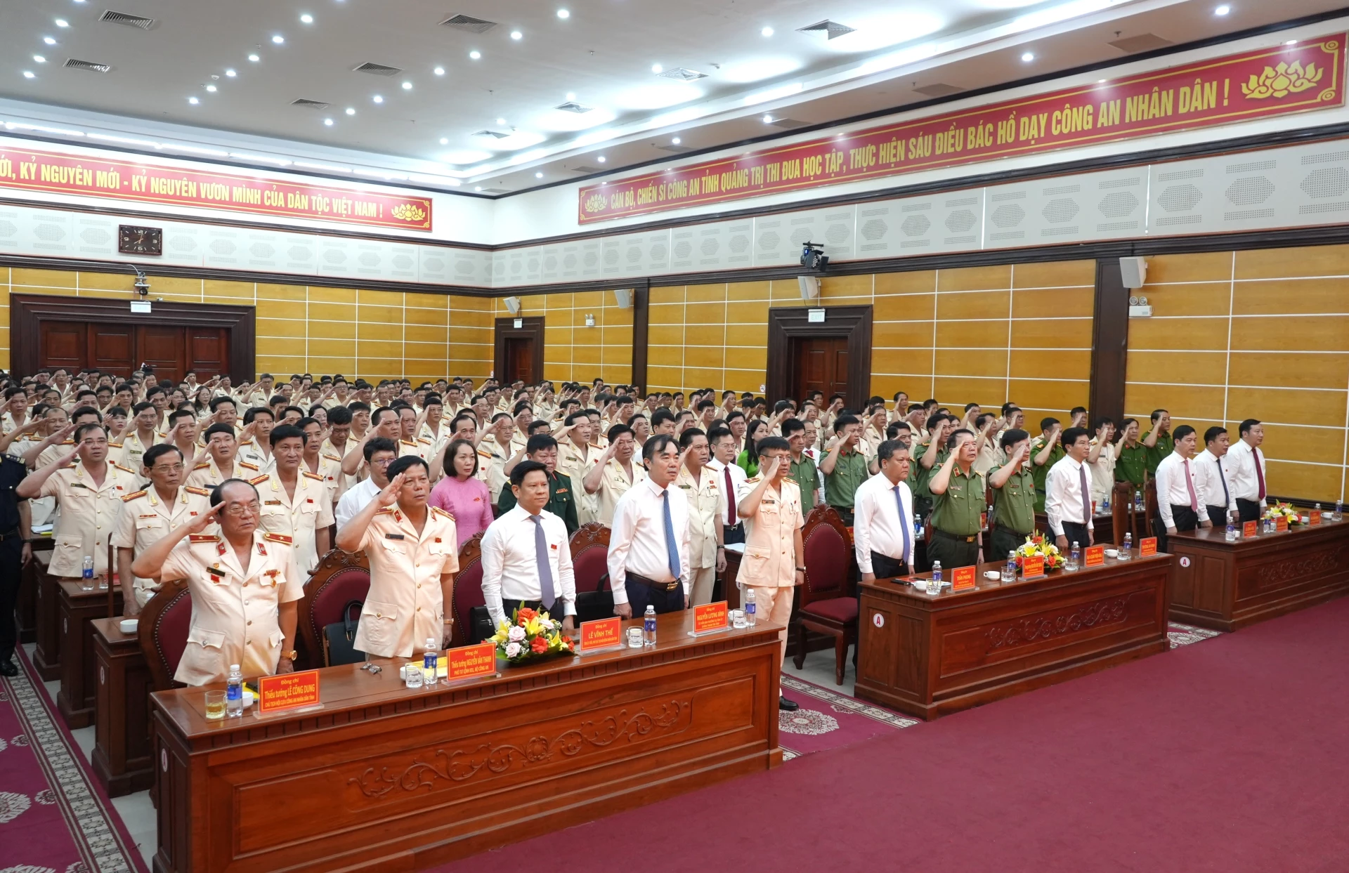 Các đại biểu thực hiện nghi thức chào cờ tại đại hội - Ảnh: Trung Đức