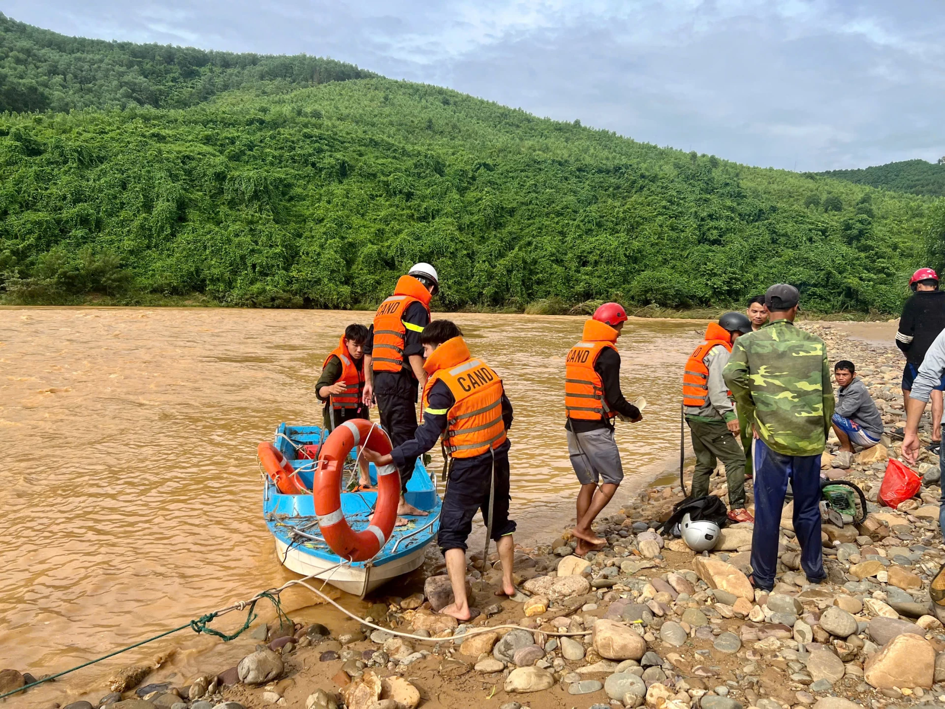 Cán bộ, chiến sỹ Phòng Cảnh sát PCCC & CNCH, Công an tỉnh tiếp cận khu vực người dân bị cô lập - Ảnh: Trung Đức 