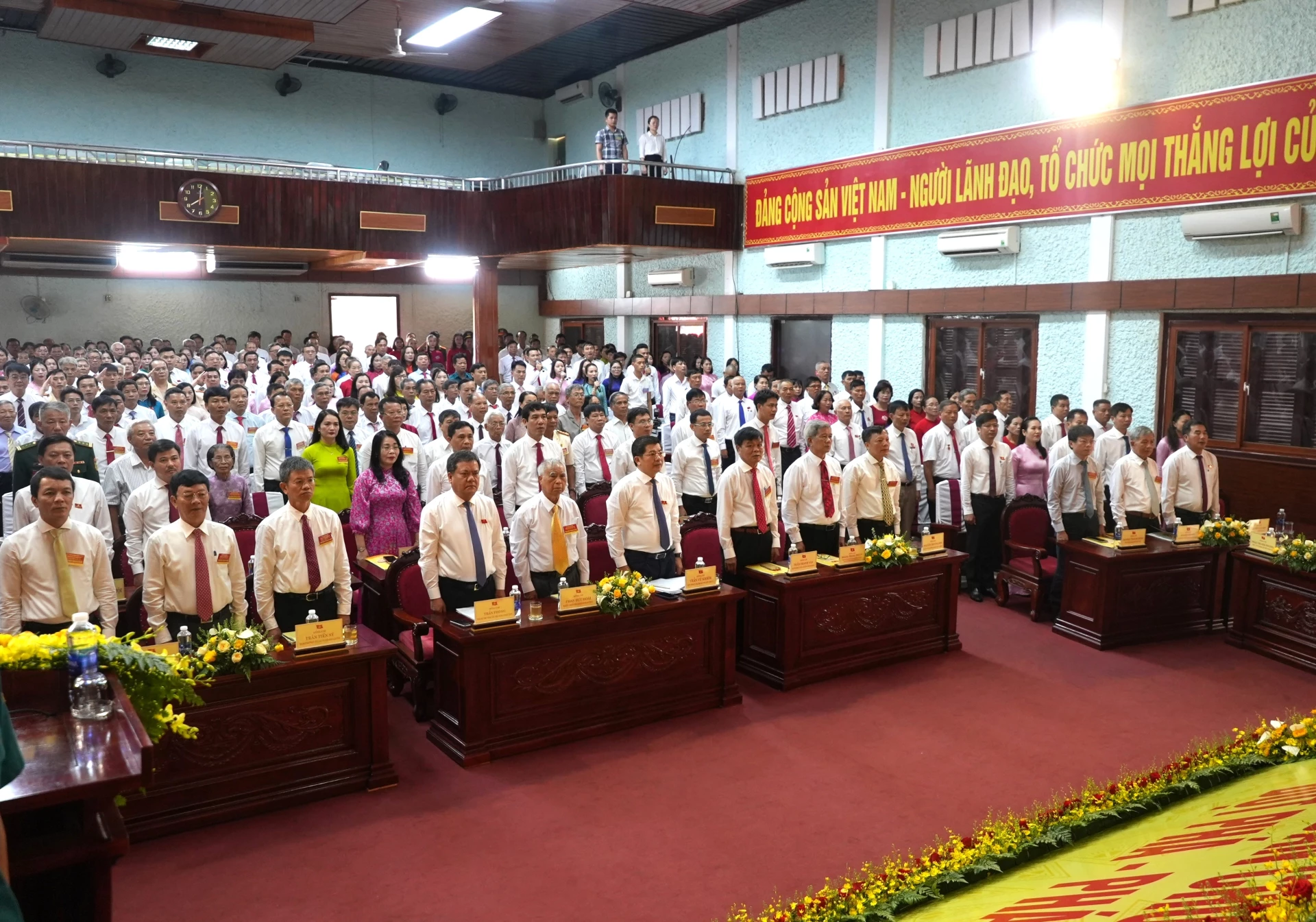 Các đại biểu thực hiện nghi thức chào cờ tại đại hội - Ảnh: Trung Đức