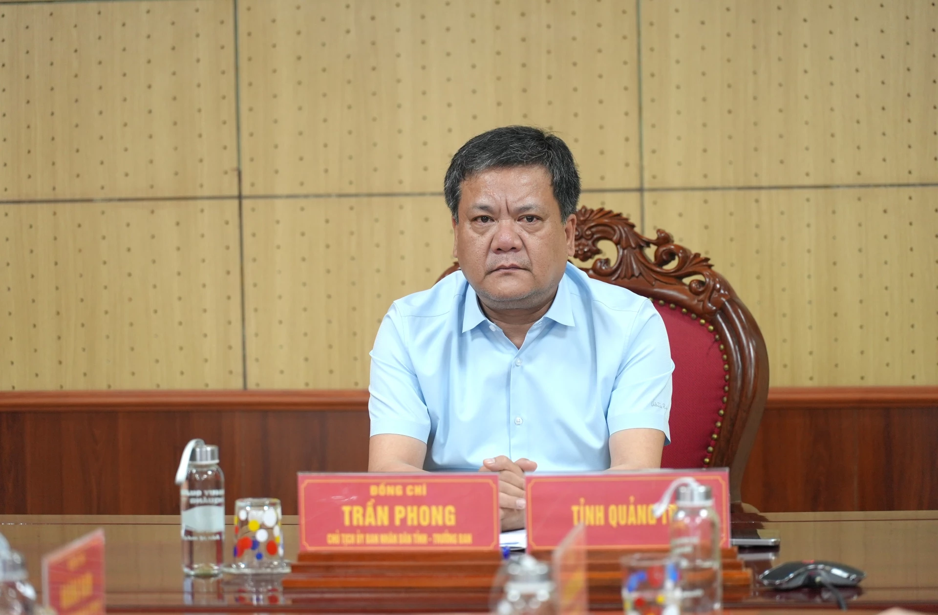 Chủ tịch UBND tỉnh Trần Phong dự cuộc họp tại điểm cầu tỉnh Quảng Trị - Ảnh: Trung Đức