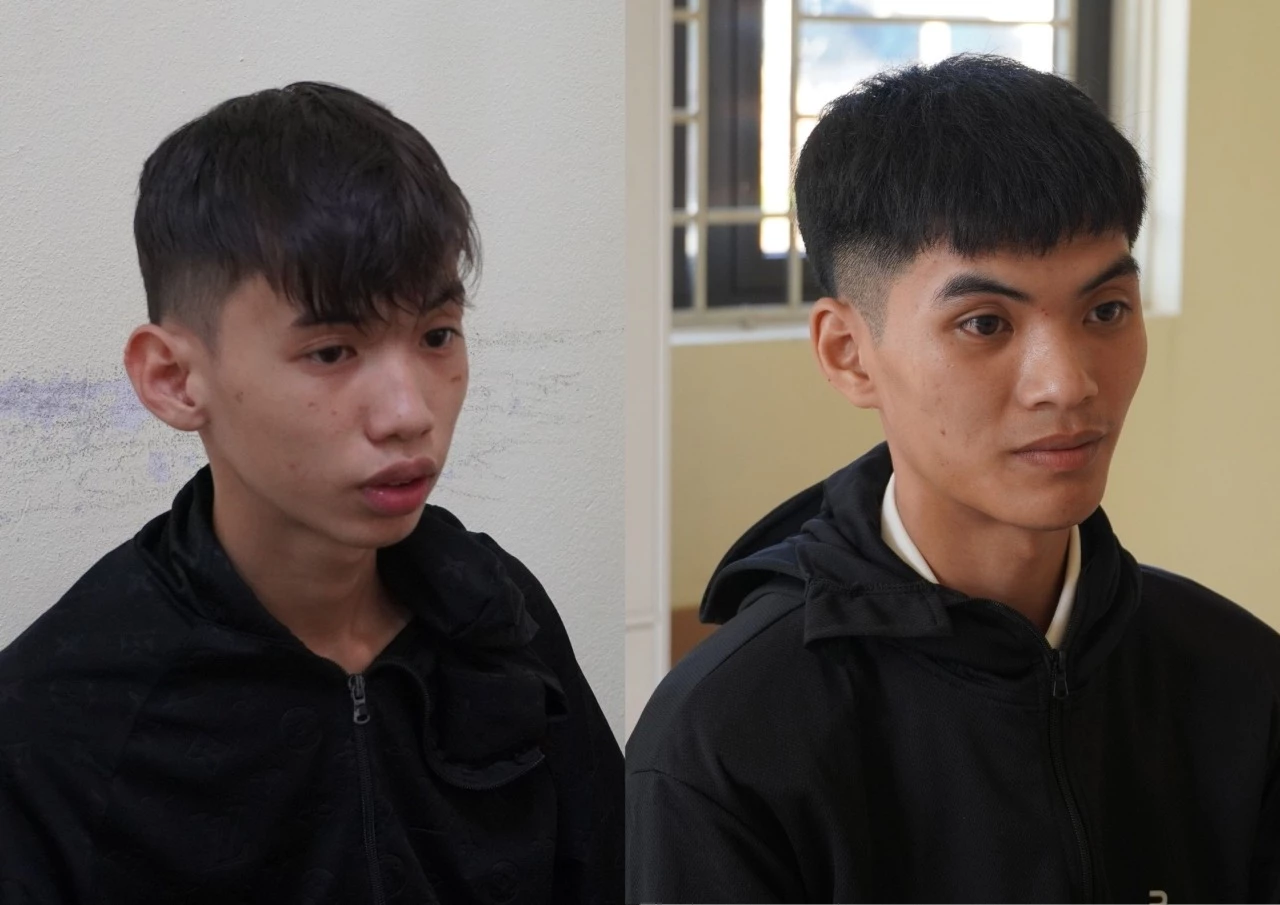 Hai đối tượng Đặng Trung Quân và Bùi Bảo Long tại cơ quan Công an - Ảnh: T.Đ