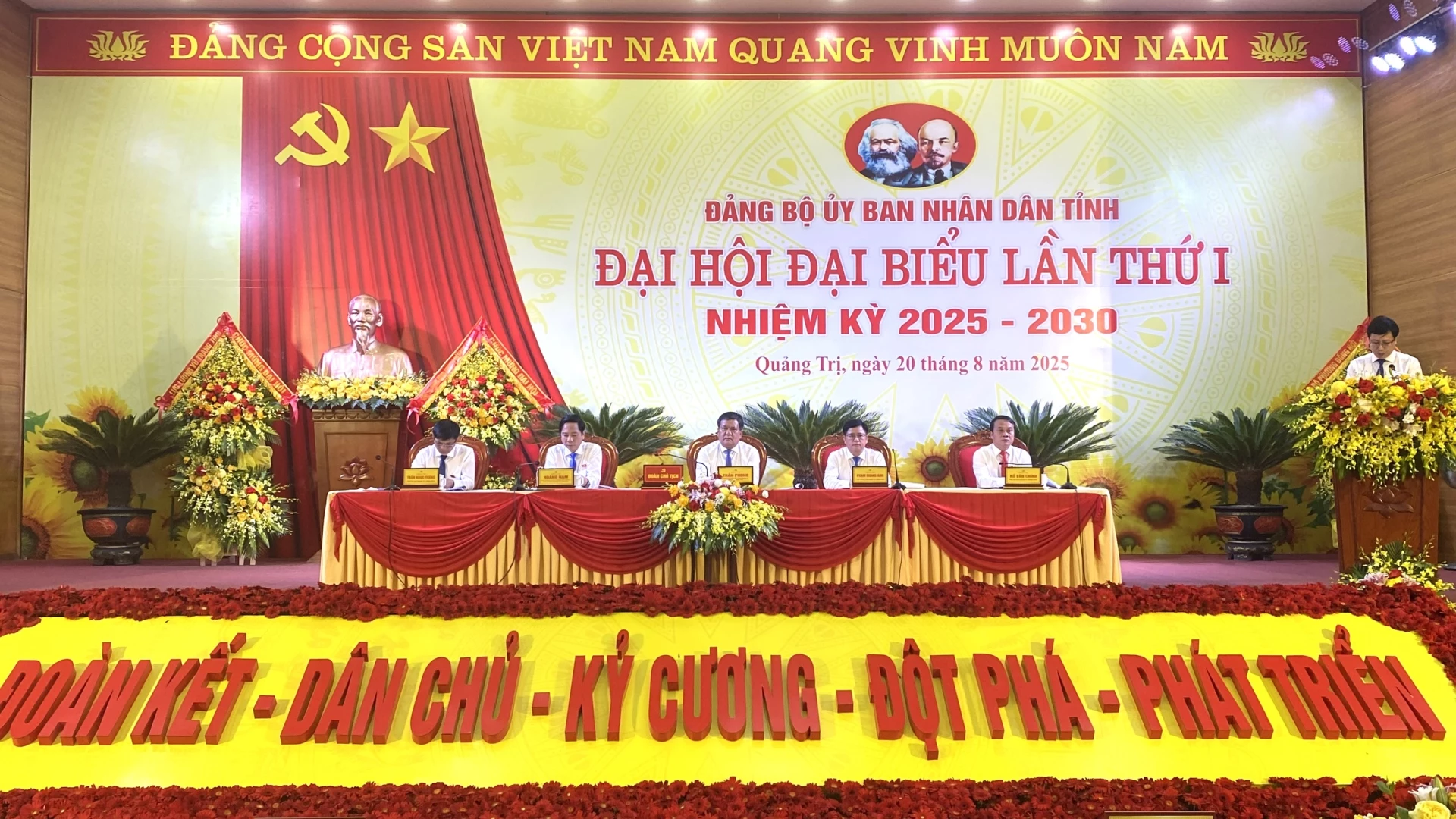 Đoàn Chủ tịch đại hội đại biểu Đảng bộ UBND tỉnh - Ảnh: NL