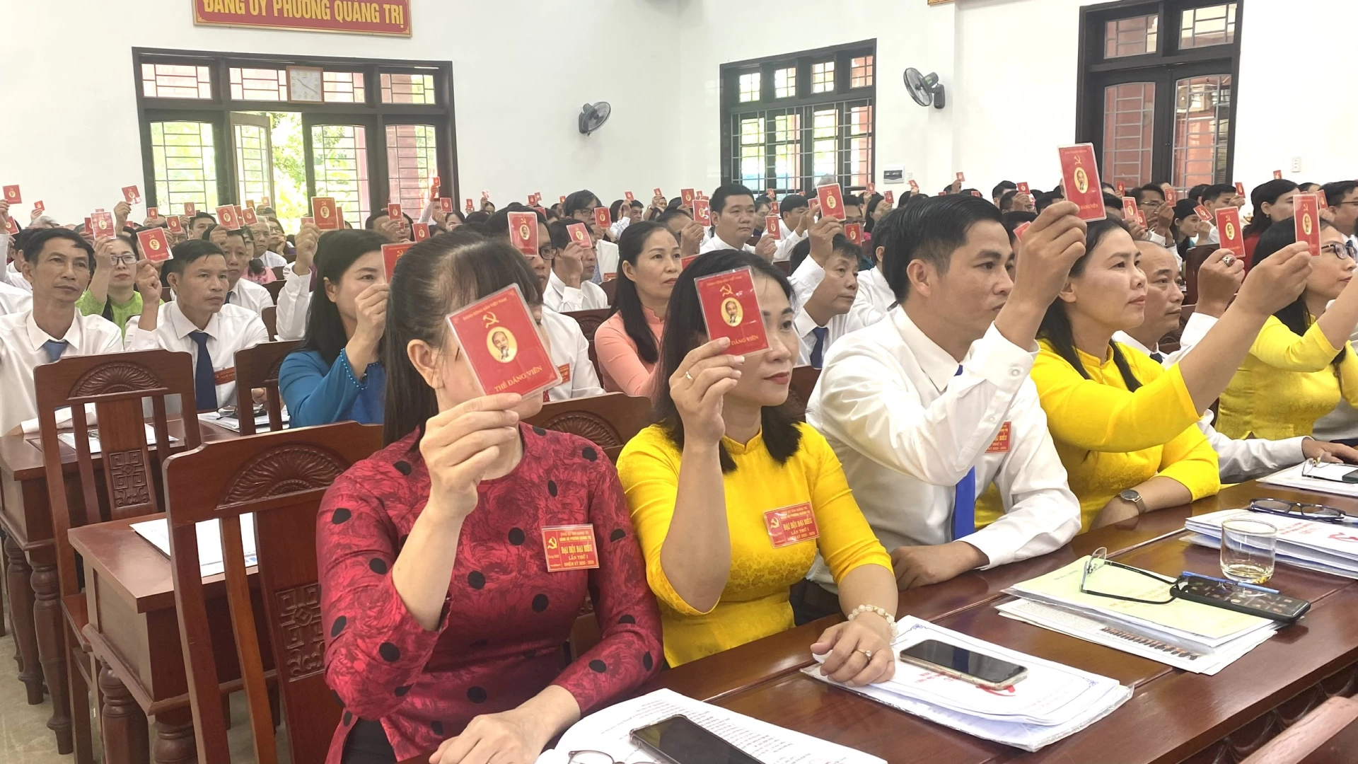 Các đại biểu biểu quyết thông qua Nghị quyết đại hội -Ảnh: NL