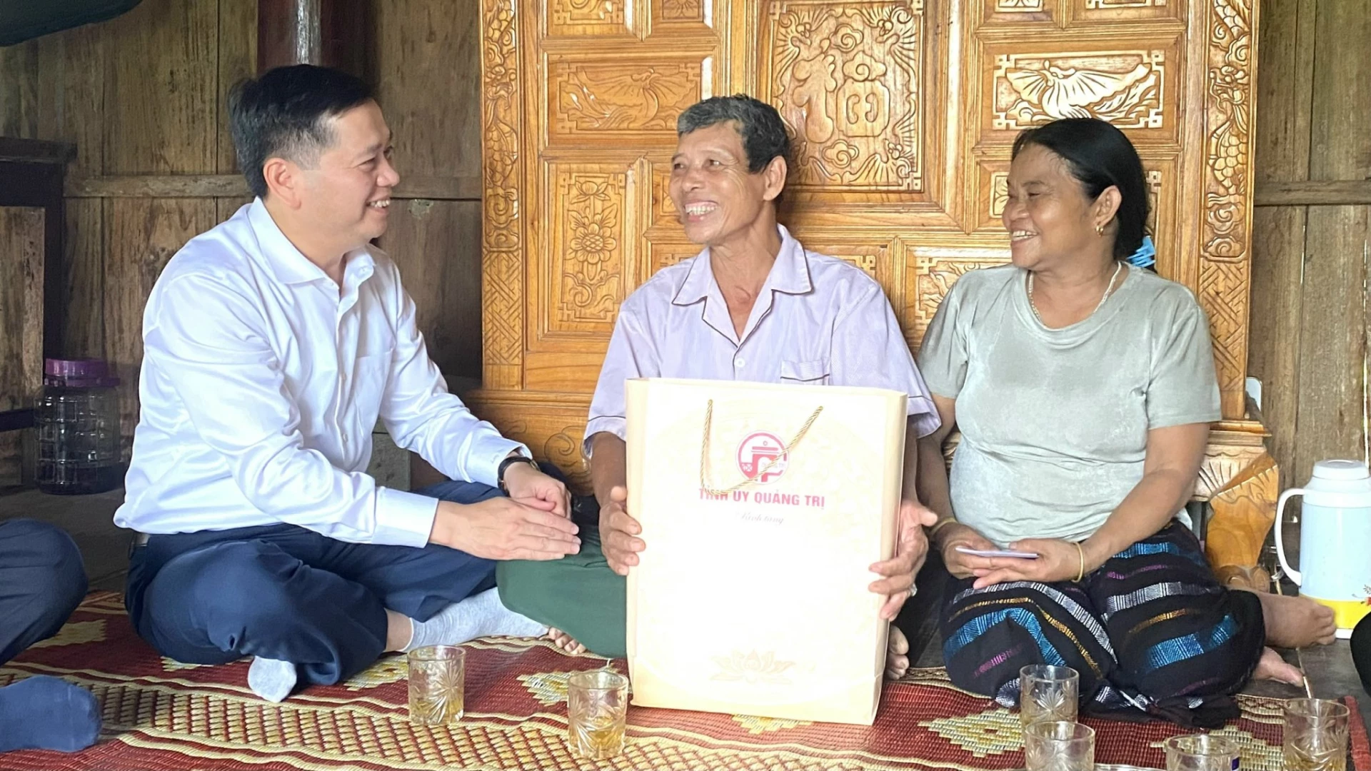 Phó Bí thư Thường trực Tỉnh ủy thăm và tặng quà cho ông Hồ Văn Nhiêu -Ảnh:NL