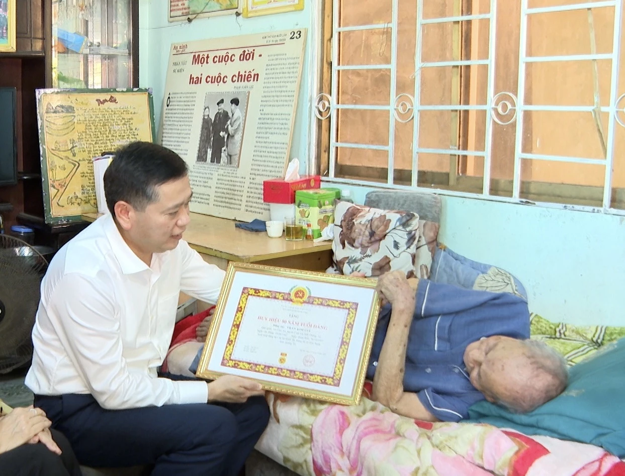 thăm và trao Huy hiệu Phó Bí thư Thường trực Tỉnh ủy Nguyễn Long Hải thăm và trao Huy hiệu 80 năm tuổi Đảng cho ông Trần Kim   Giá - Ảnh: NL