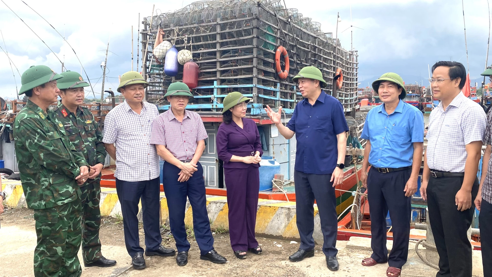 Phó Bí thư Thường trực Tỉnh ủy Nguyễn Long Hải kiểm tra tại khu neo đậu tránh trú bão Cửa Phú