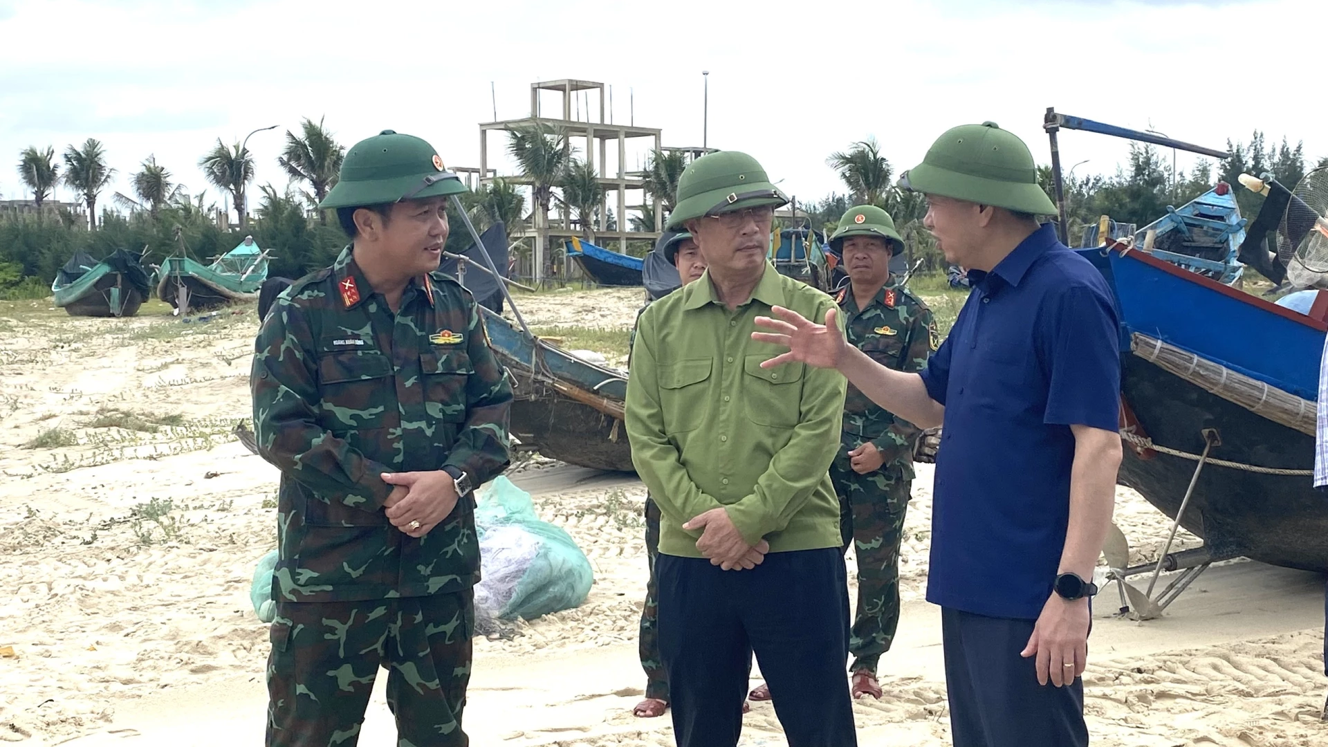 Phó Bí thư Thường trực Tỉnh ủy Nguyễn Long Hải lưu ý xã Ninh Châu trong công tác phối hợp phòng chống bão số 5 