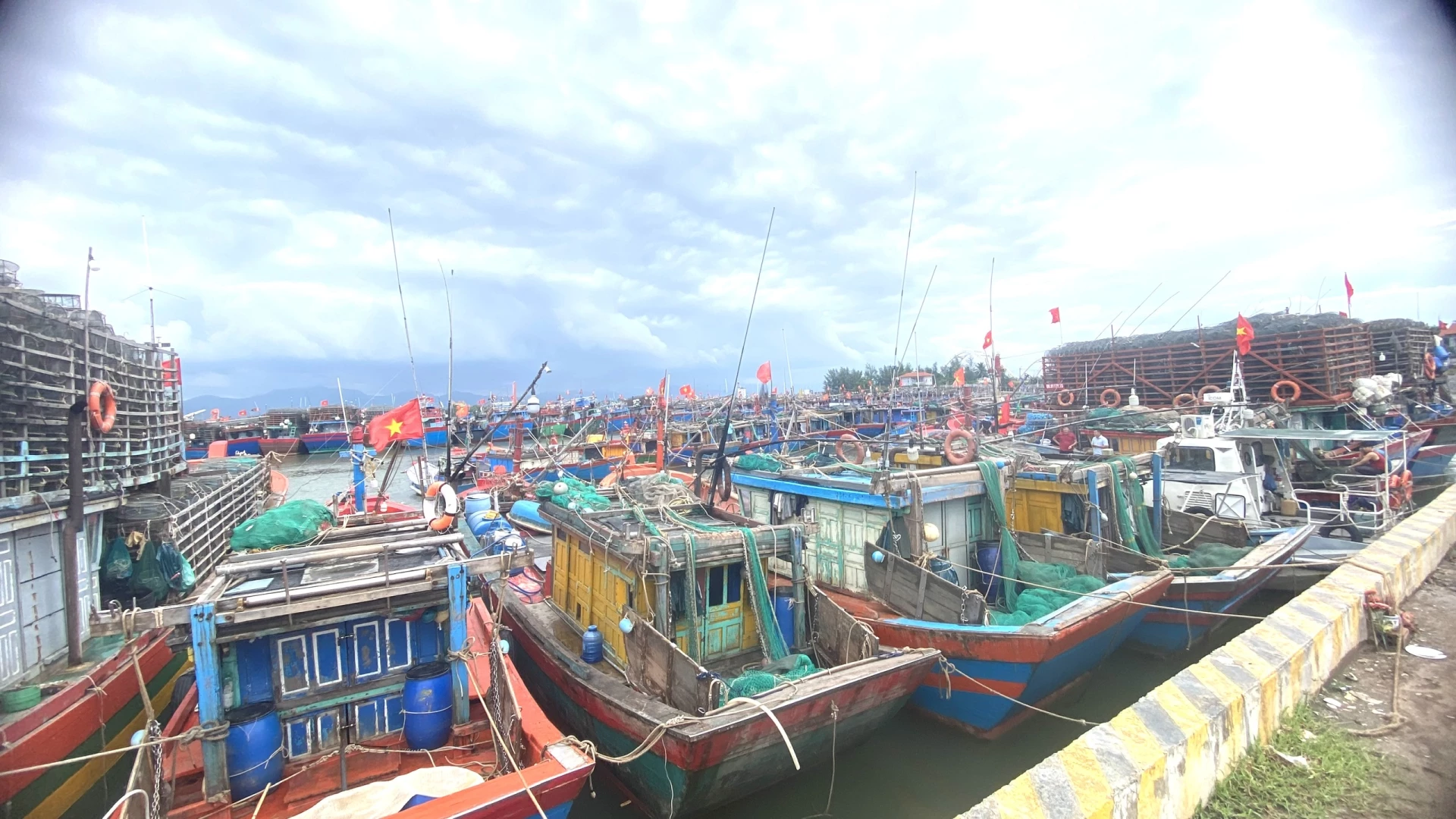 Tàu thuyền của bà con ngư dân đã vào khu neo đậu an toàn - Ảnh: NL