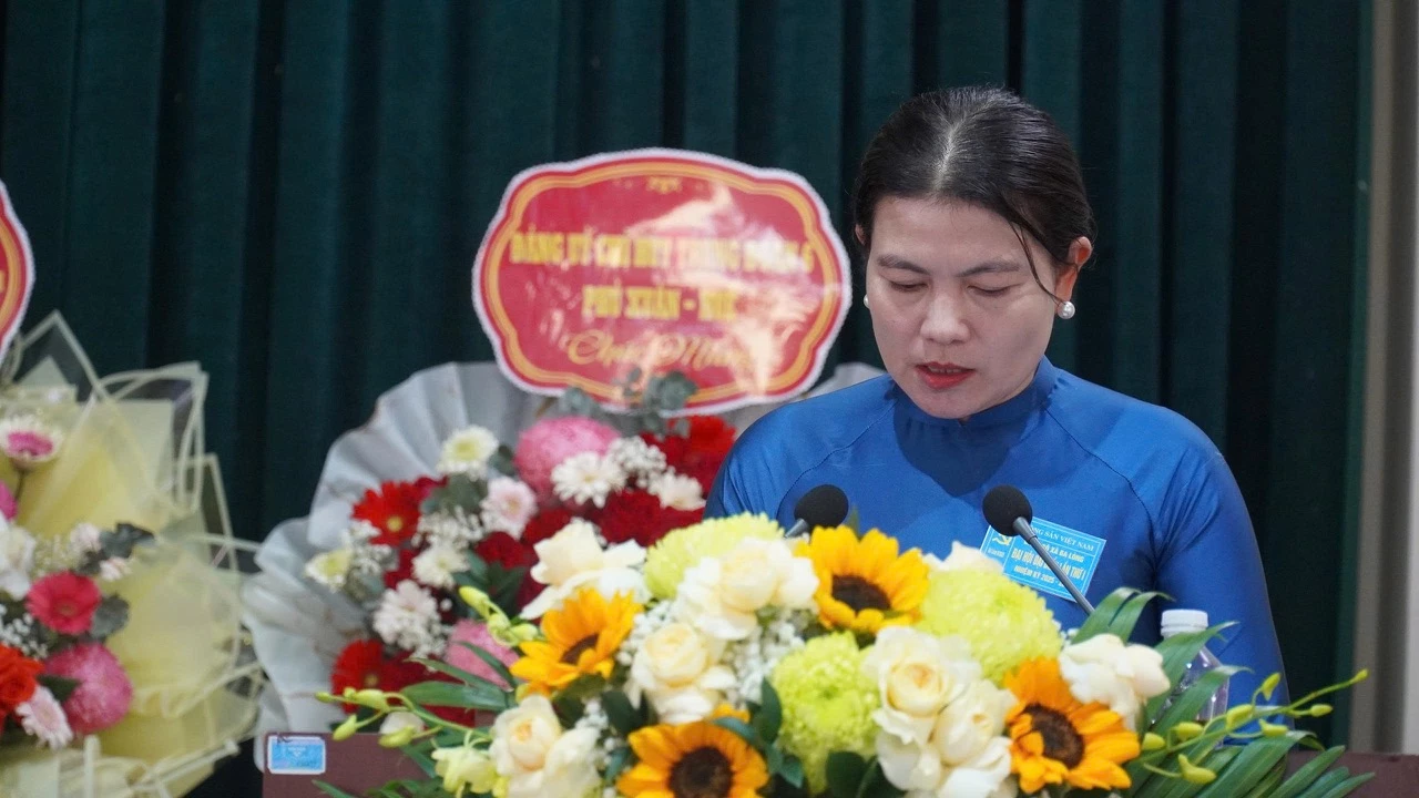 Đồng chí Ly Kiều Vân, Ủy viên Ban thường vụ Tỉnh ủy, Trưởng ban Nội chính Tỉnh ủy phát biểu chỉ đạo Đại hội Đảng bộ xã Ba Lòng ( Nhiệm kỳ 2025 - 2030). Ảnh: Nhật Minh 
