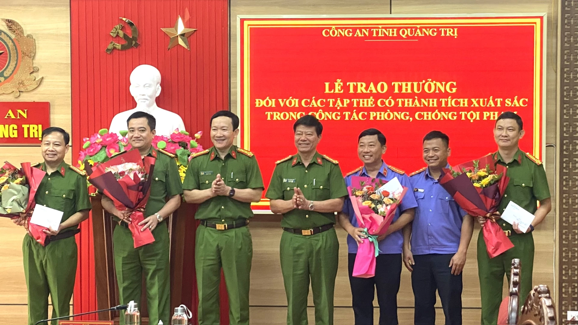 Lãnh đạo Công an tỉnh trao tiền thưởng từ Quỹ phòng, chống tội phạm tỉnh cho các đơn vị