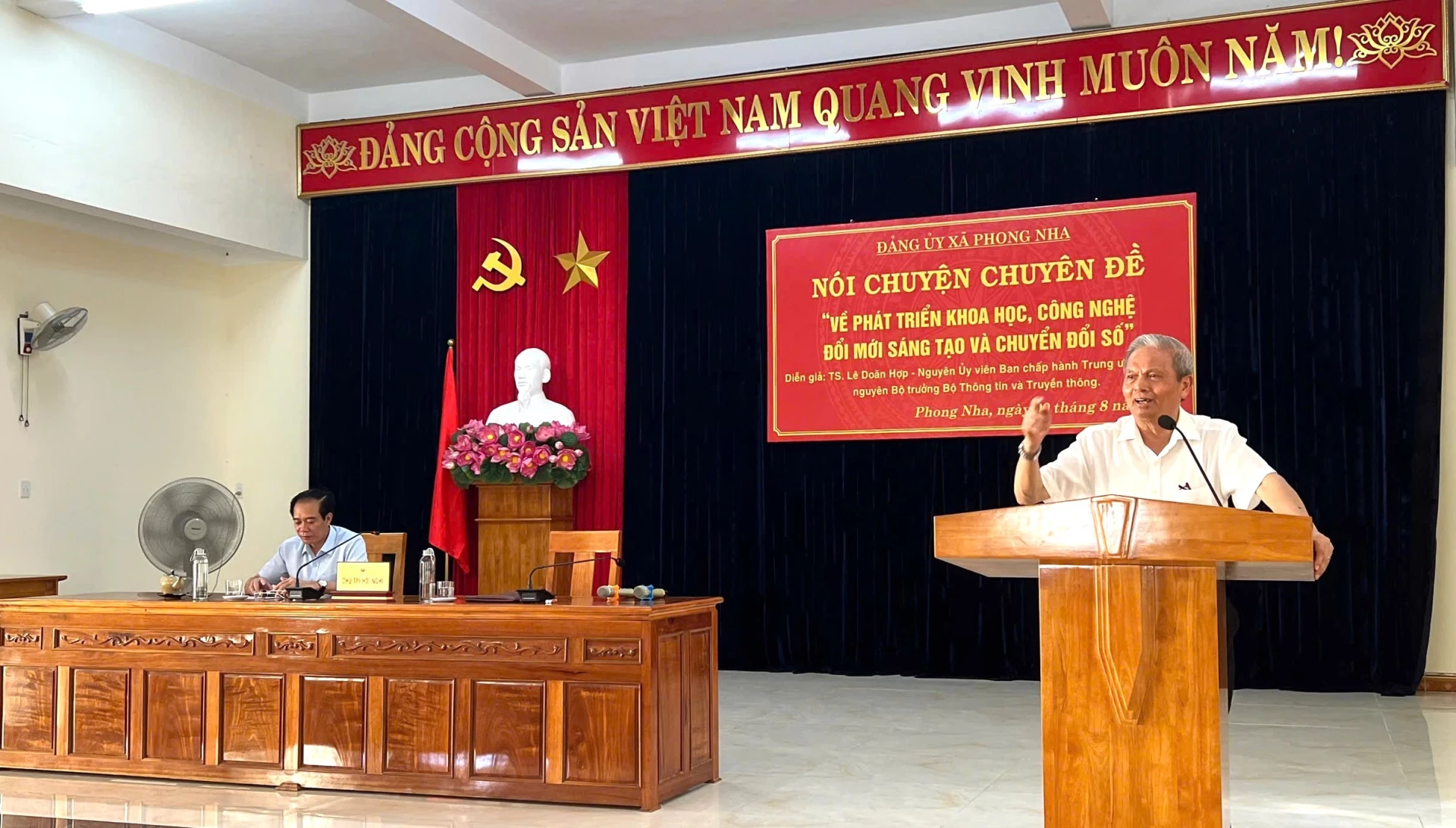 Diễn giả Lê Doãn Hợp, nguyên Ủy viên Ban chấp hành Trung ương Đảng, nguyên Bộ trưởng Bộ Thông tin và Truyền thông truyền đạt một số nội dung cơ bản - Ảnh: H.L