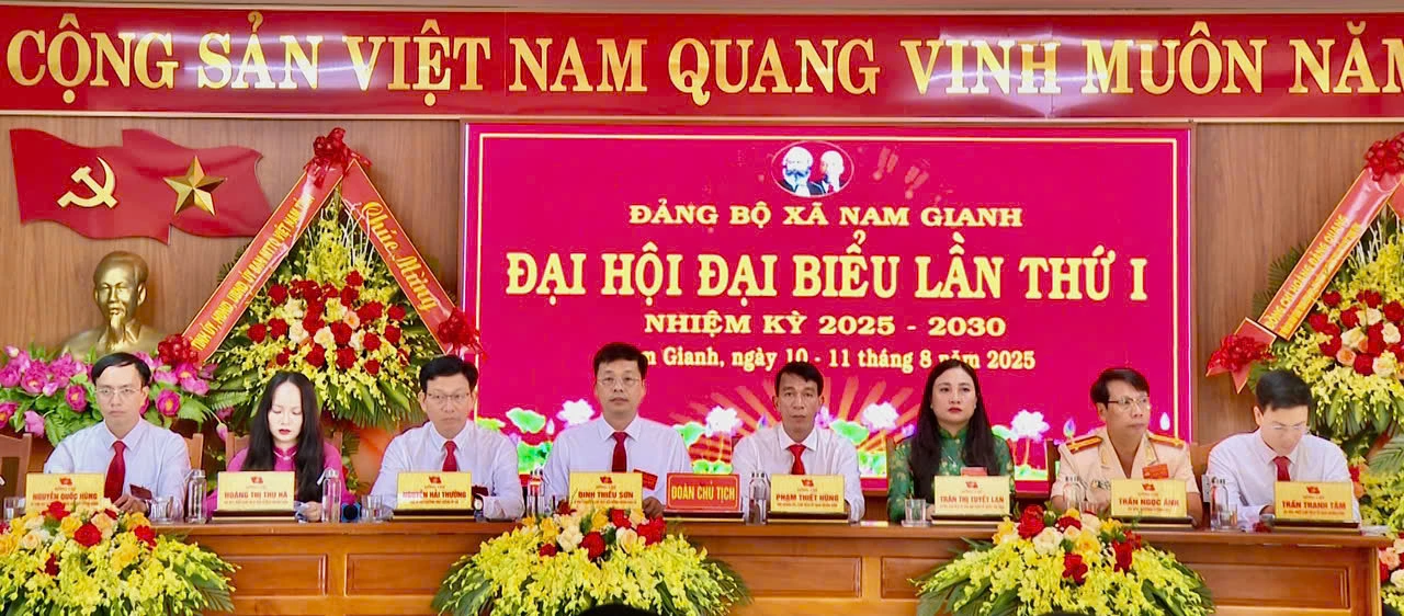 Đoàn chủ tịch điều hành đại hội - Ảnh: Đ.A
