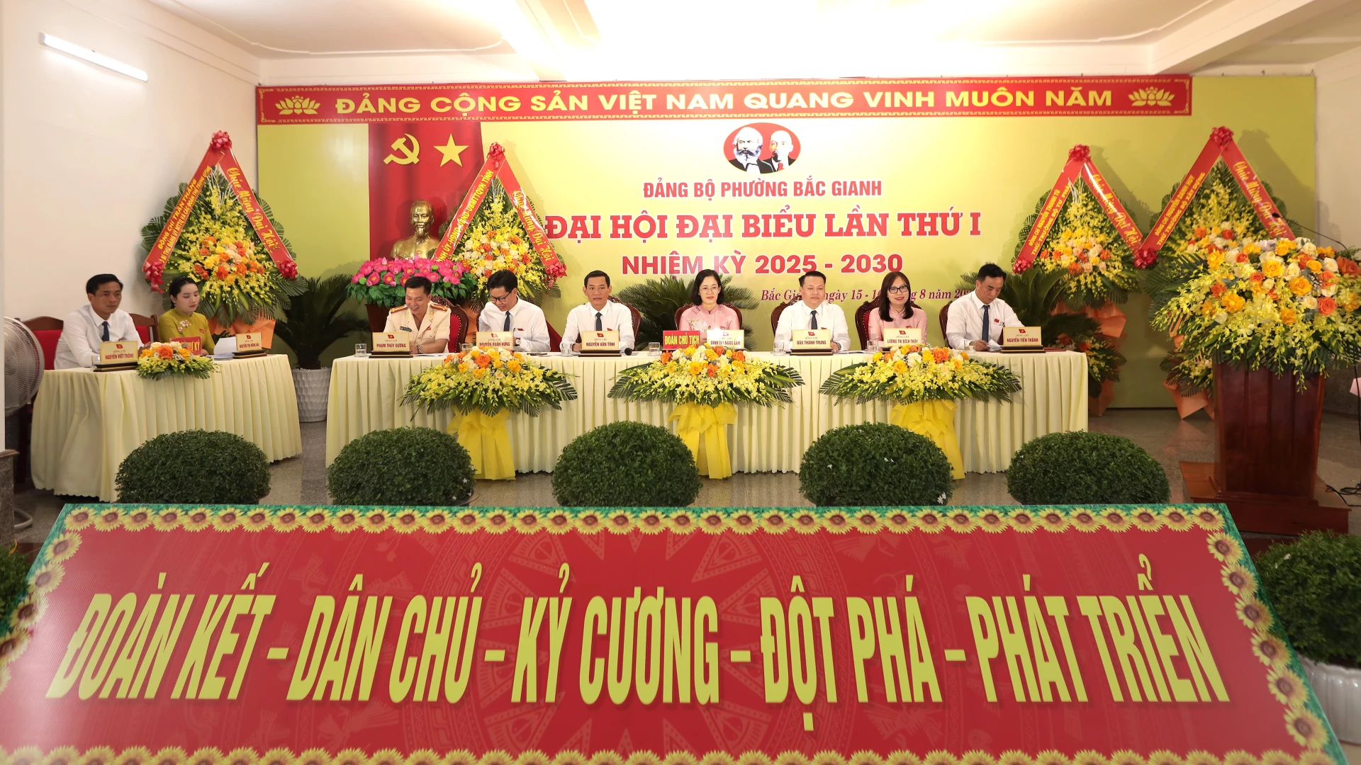 Đoàn chủ tịch điều hành đại hội - Ảnh: Hoàng Linh