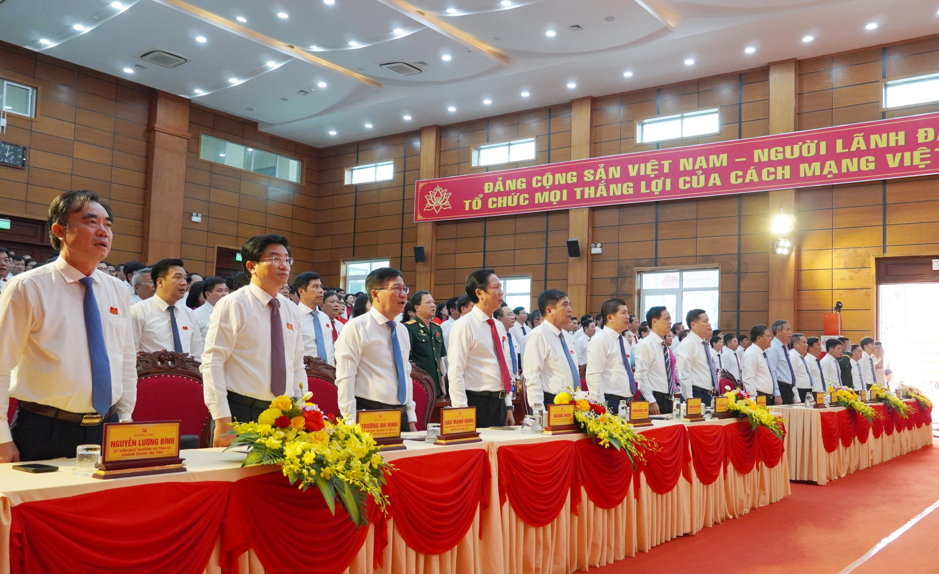 Các đại biểu dự đại hội thực hiện nghi lễ chào cờ. Ảnh: X.Phú