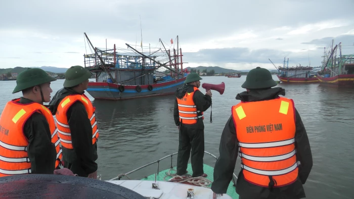 Bộ đội Biên phòng tỉnh Quảng Trị kêu gọi tàu thuyền tránh trú bão số 5