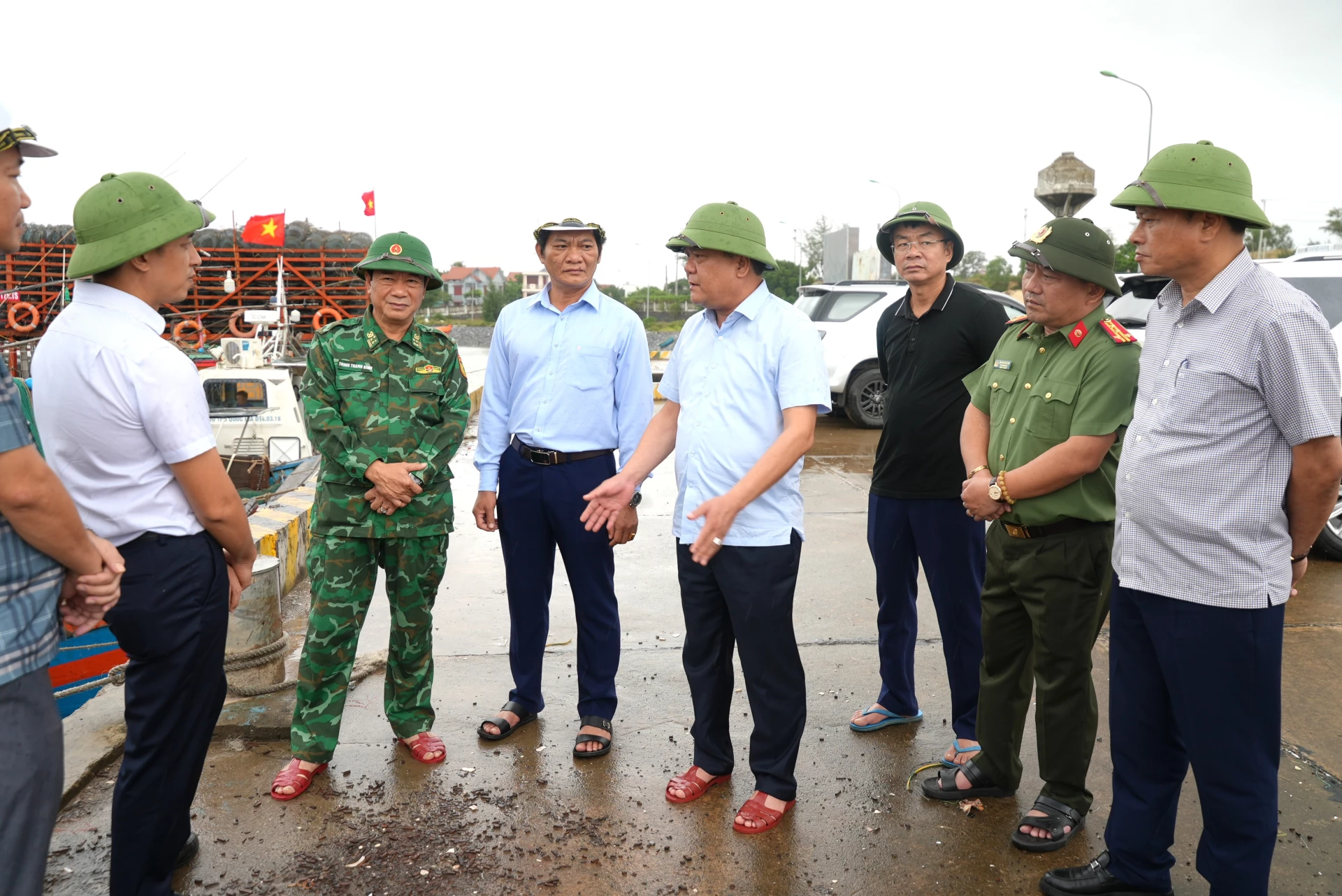 Chủ tịch UBND tỉnh Trần Phong kiểm tra công tác ứng phó bão số 6 tại khu neo đậu tránh trú bão cho tàu cá Cừa Phú, phường Đồng Hới - Ảnh: Trung Đức