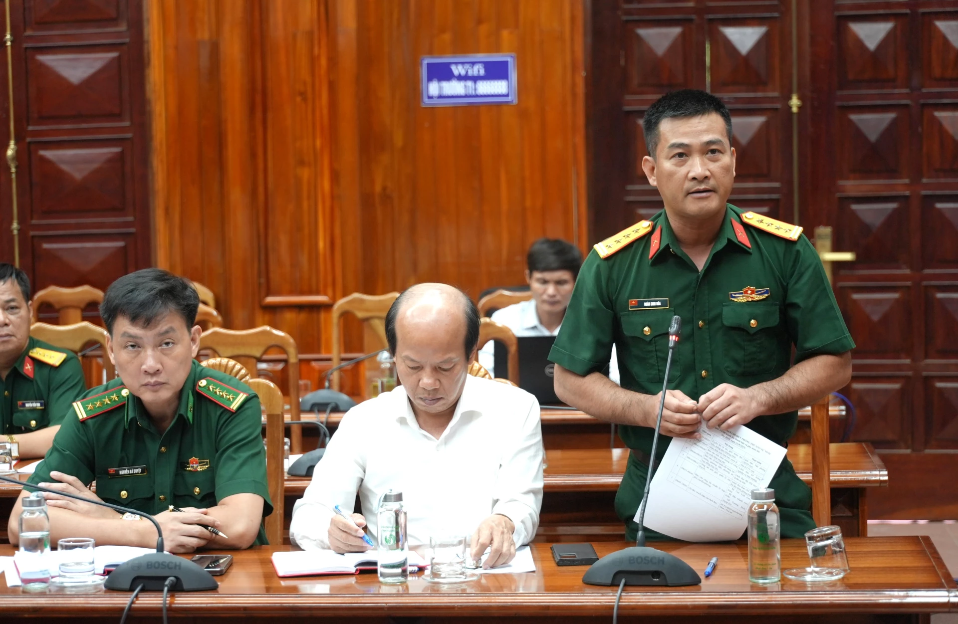 Đại tá, Chỉ huy trưởng Bộ Chỉ huy Quân sự tỉnh phát biểu tại phiên họp - Ảnh: Trung Đức