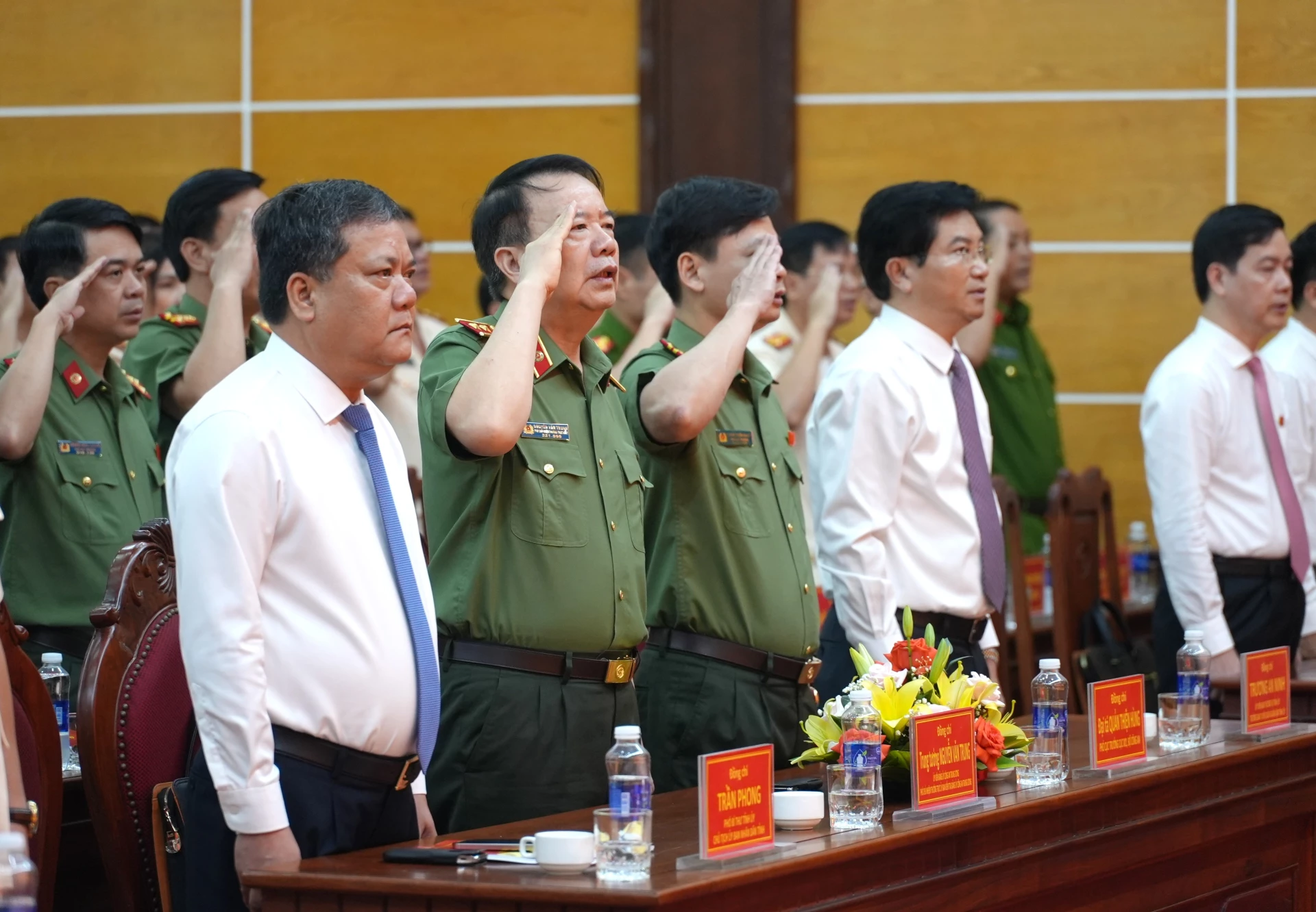 Trung tướng Nguyễn Văn Trung và Phó Bí thư Tỉnh ủy, Chủ tịch UBND tỉnh Quảng Trị Trần Phong dự đại hội - Ảnh: Trung Đức