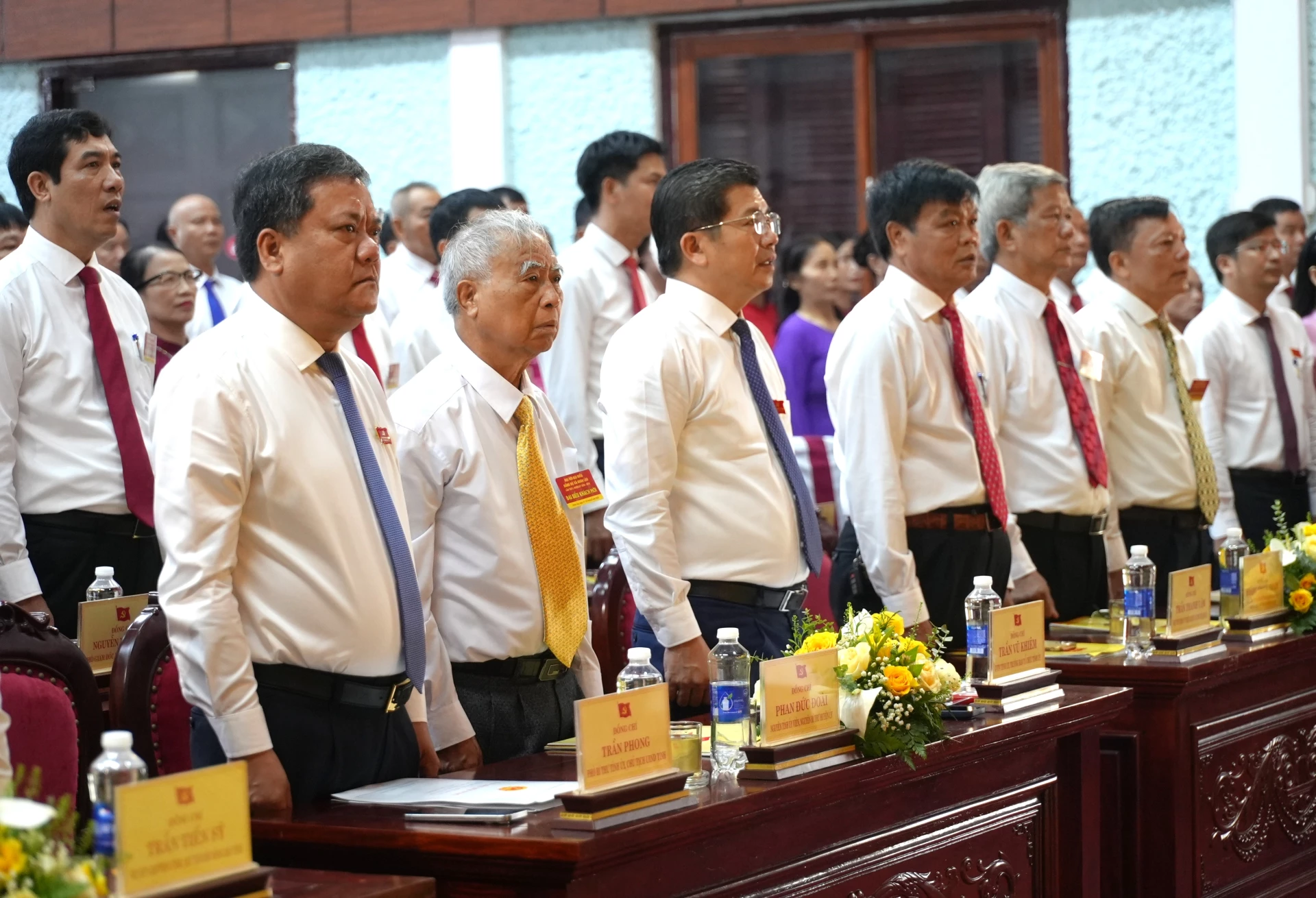 Phó Bí thư Tỉnh ủy, Chủ tịch UBND tỉnh Trần Phong và Trưởng Ban Tổ chức Tỉnh ủy Trần Vũ Khiêm dự đại hội - Ảnh: Trung Đức