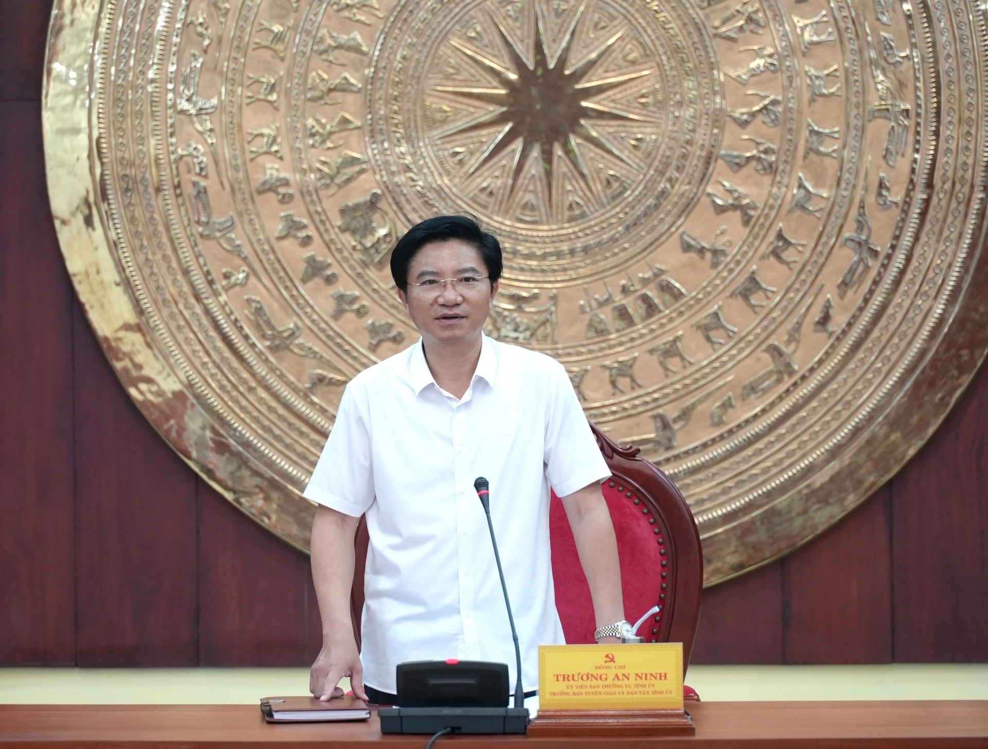 Trưởng ban Tuyên giáo và Dân vận Tỉnh ủy Trương An Ninh cho ý kiến về công tác tổ chức đại hội Đảng bộ các xã Hòa Trạch, Tuyên Bình và Trung Thuần - Ảnh: T.Đ