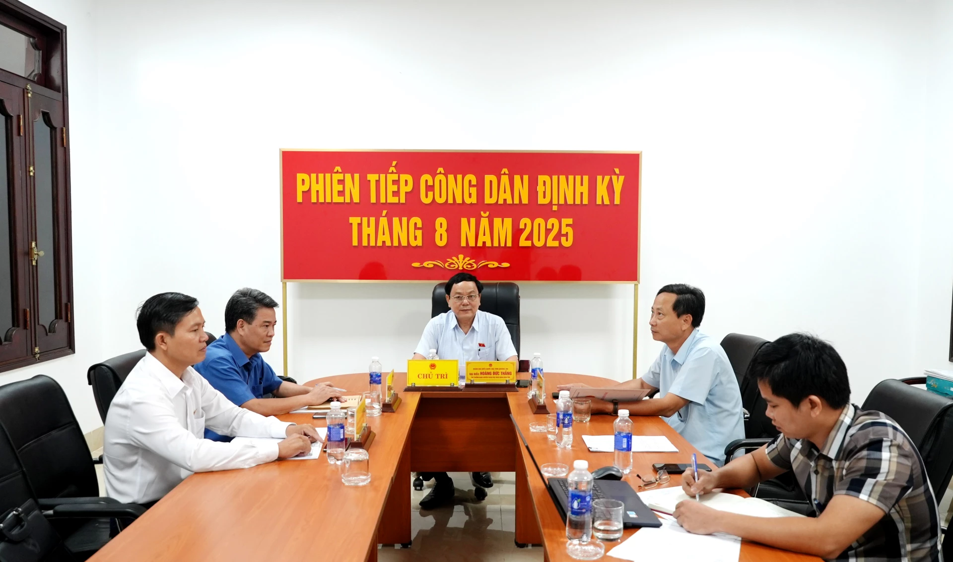 Phó Trưởng đoàn chuyên trách phụ trách Đoàn ĐBQH tỉnh Hoàng Đức Thắng chủ trì phiên tiếp dân - Ảnh: T.Đ