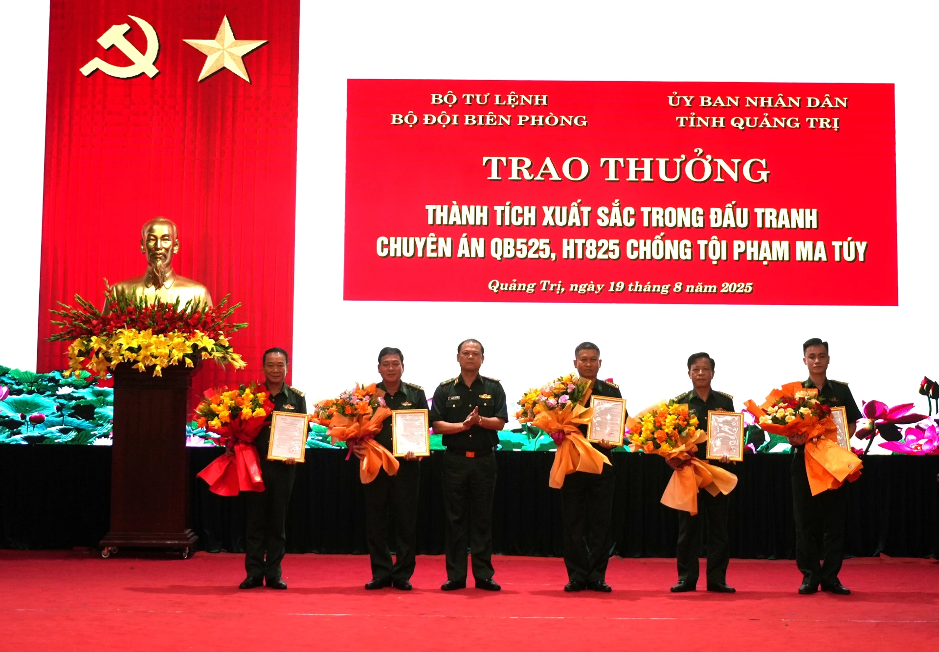 Trung tướng, Chính ủy BĐBP Việt Nam Nguyễn Anh Tuấn trao thưởng cho các tập thể tham gia chuyên án QB525 và HT825 về ma túy - Ảnh: T.Đ