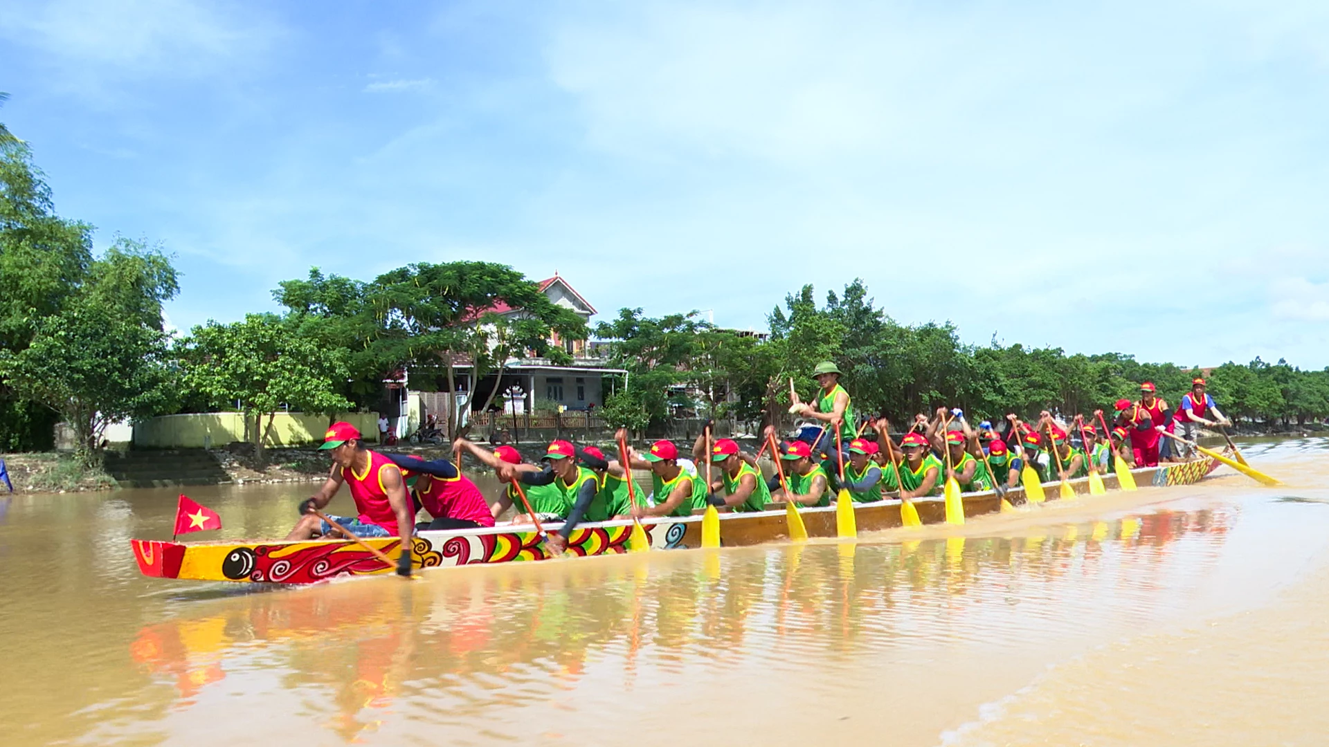 Đội đua thuyền thôn Uẩn Áo tích cực tập luyện sẵn sàng cho Lễ hội đua, bơi thuyền truyền thống trên sông Kiến Giang 