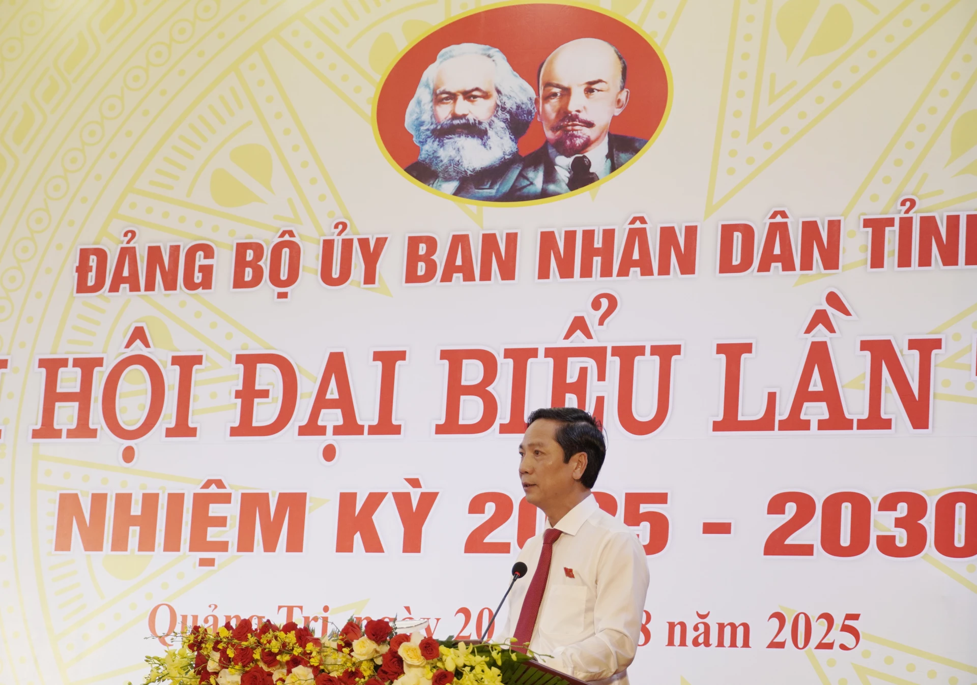 Ủy viên Ban Thường vụ Tỉnh ủy, Phó Chủ tịch Thường trực UBND tỉnh, Phó Bí thư Thường trưc Đảng ủy UBND tỉnh Hoàng Nam trình bày báo cáo chính trị tại đại hội. Ảnh: X.Phú

