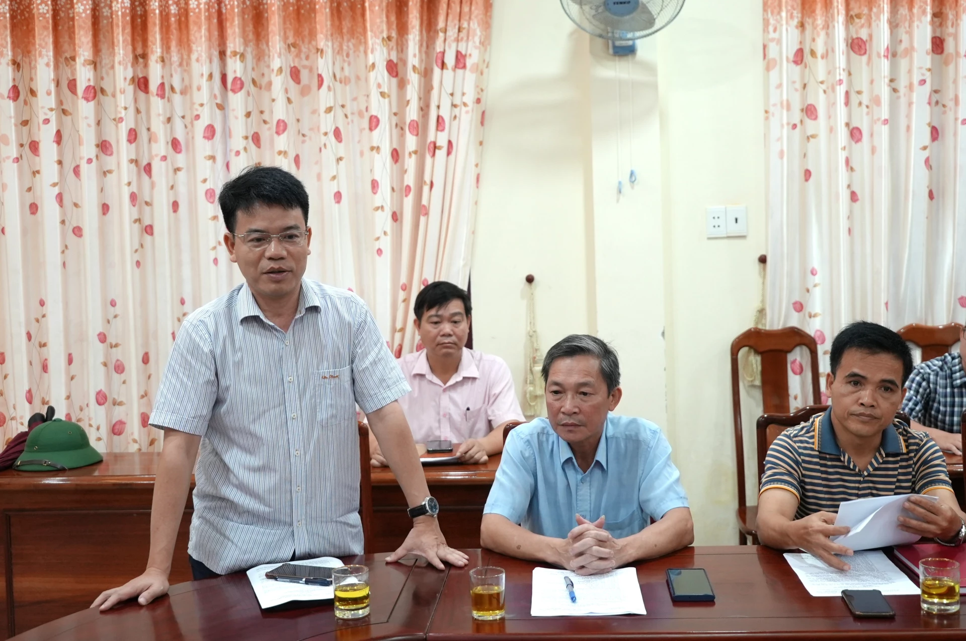 Lãnh đạo xã Lệ Thủy báo cáo công tác ứng phó bão số 6 và chuẩn bị cho lễ hội đua, bơi thuyền - Ảnh: Trung Đức