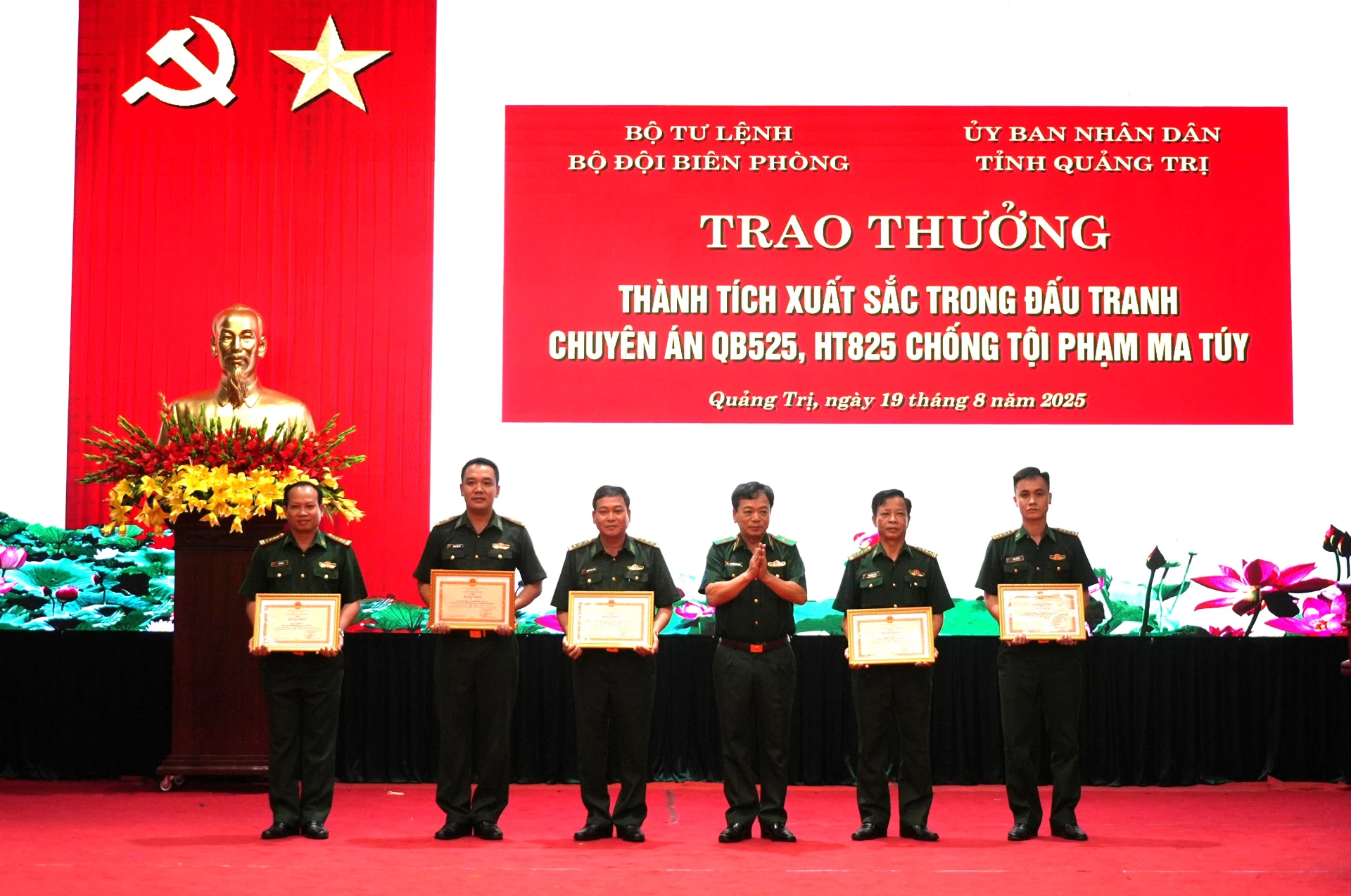 Thiếu tướng, Phó Tư lệnh BĐBP Việt Nam Nguyễn Văn Thiện trao thưởng cho các cá nhân tham gia chuyên án QB525 và HT825 về ma túy - Ảnh: T.Đ