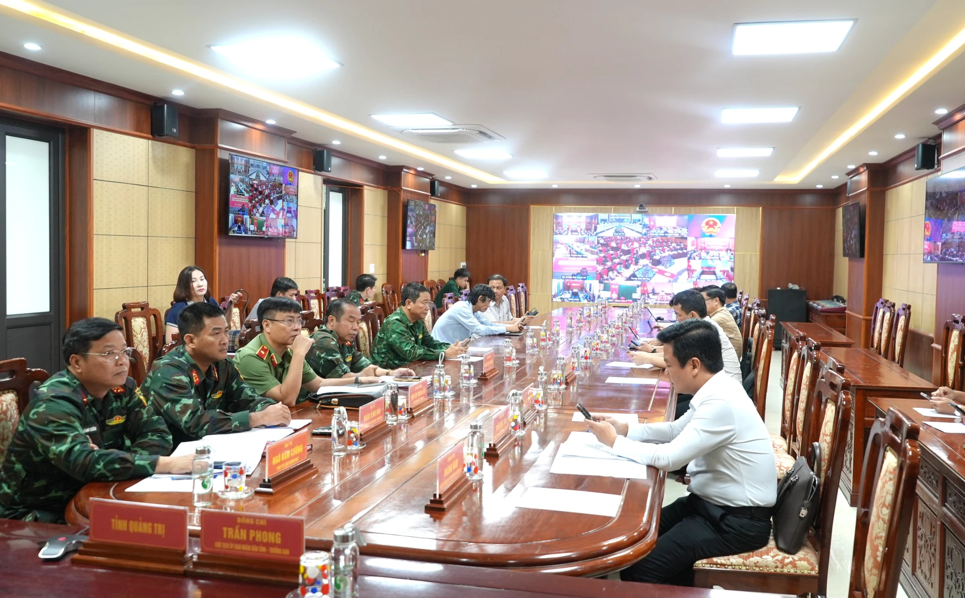 Các đại biểu tại điểm cầu Quảng Trị nghe chỉ đạo của Phó Thủ tướng Chính phủ Trần Hồng Hà - Ảnh: Trung Đức