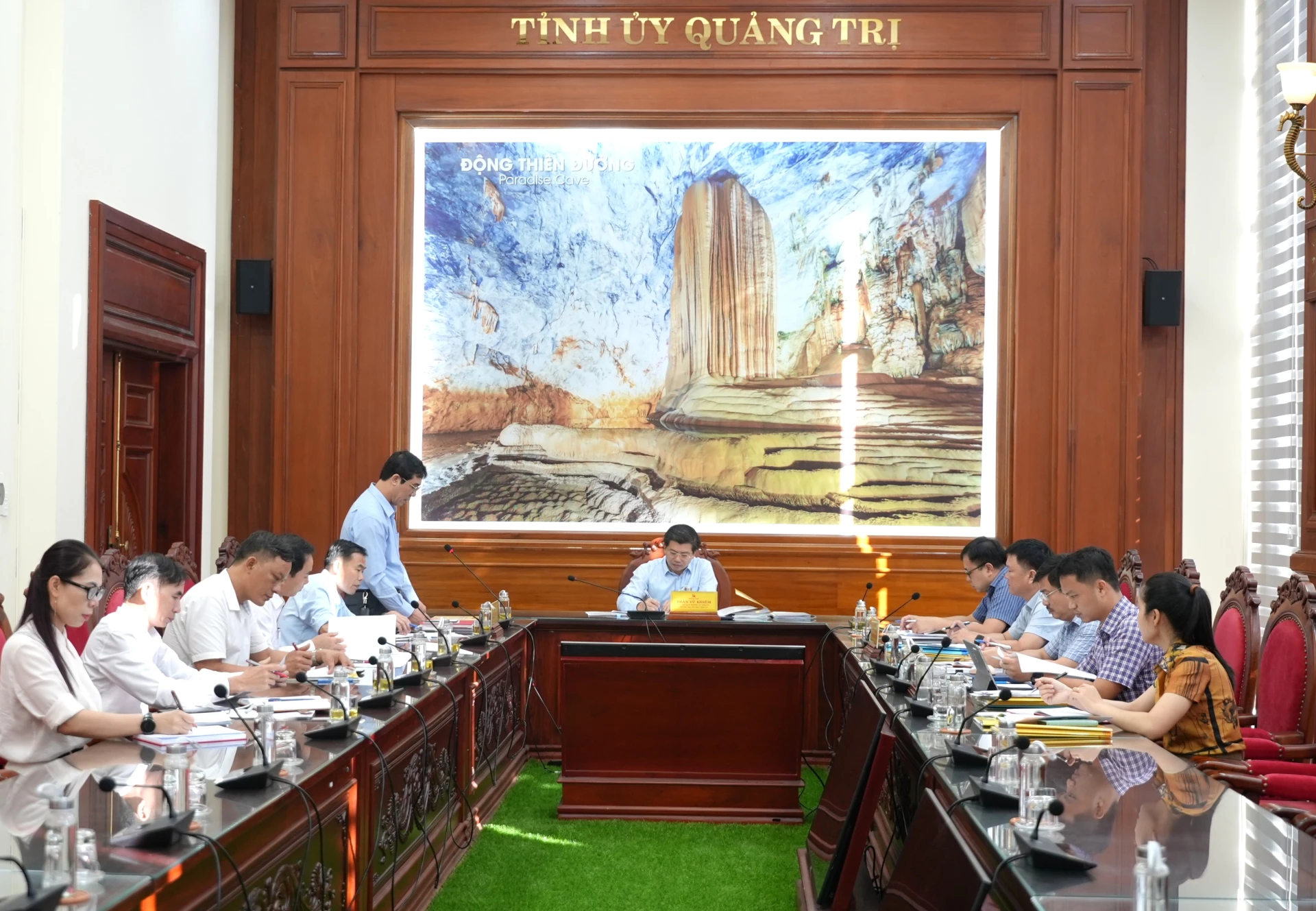 Thường trực Đảng ủy xã Đông Trạch báo cáo công tác chuẩn bị đại hội - Ảnh: T.Đ