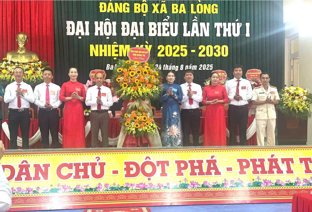 Đồng chí Ly Kiều Vân, Ủy viên Ban thường vụ Tỉnh ủy, Trưởng ban Nội chính Tỉnh ủy tặng hoa chúc mừng Đại hội. Ảnh: Việt Anh