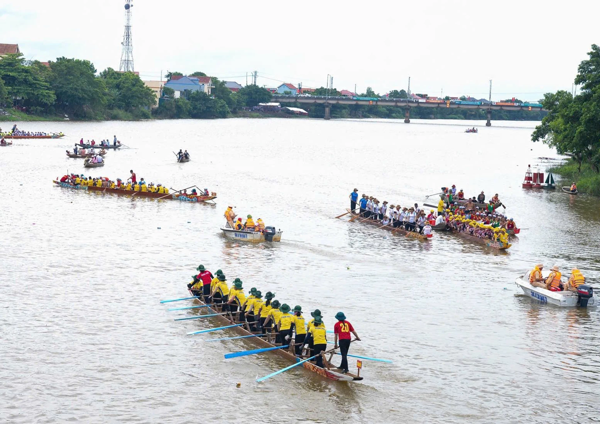 Lực lượng Cảnh sát giao thông bảo đảm an toàn cho các thuyền đua trên sông Kiến Giang. Ảnh: B.T
