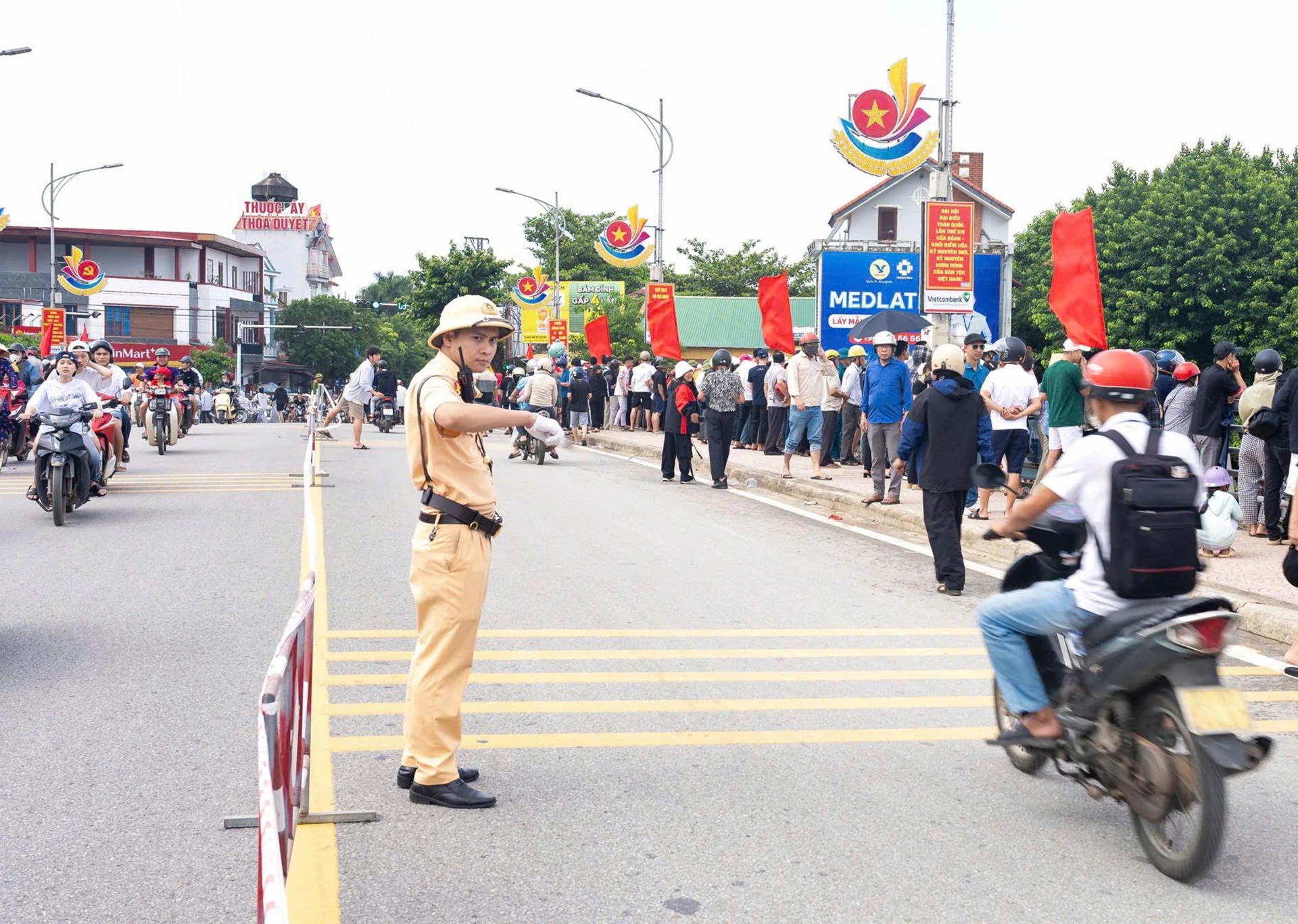 Phần luồng giao thông bảo đảm các phương tiện lưu thông an toàn trên đường bộ khu vực diễn ra đua thuyền.Ảnh: B.T