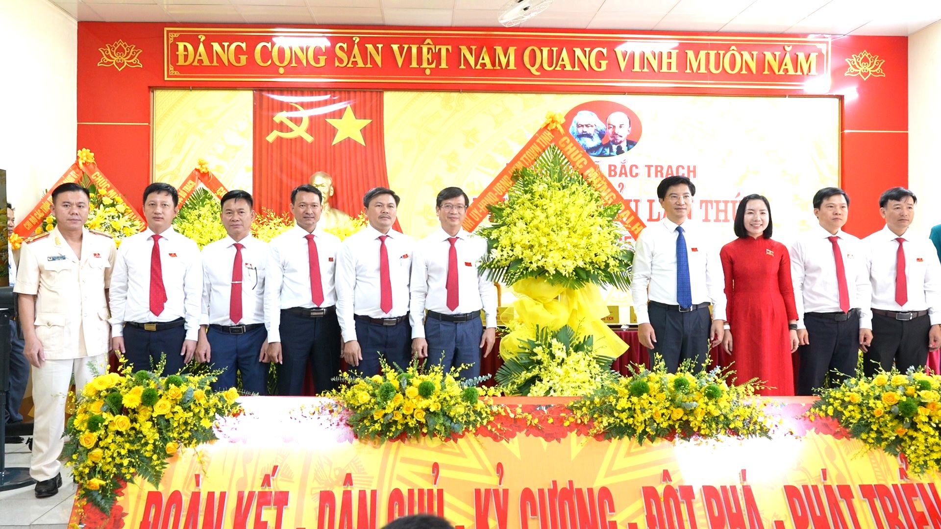 Đồng chí Trương An Ninh, Ủy viên BTV Tỉnh ủy, Trưởng ban Tuyên giáo và Dân vận Tỉnh ủy tặng hoa chúc mừng Đại hội - Ảnh: Phú Sơn