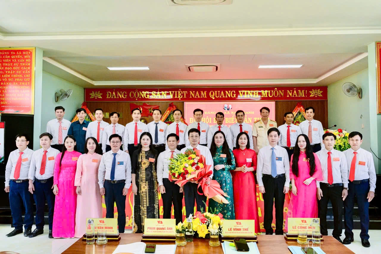 Phó Chủ tịch HĐND tỉnh Lê Vĩnh Thế và lãnh đạo các ban, ngành cấp tỉnh tặng hoa chúc mừng BCH Đảng bộ xã Nam Gianh nhiệm kỳ 2025 - 2030 - Ảnh: Đ.A