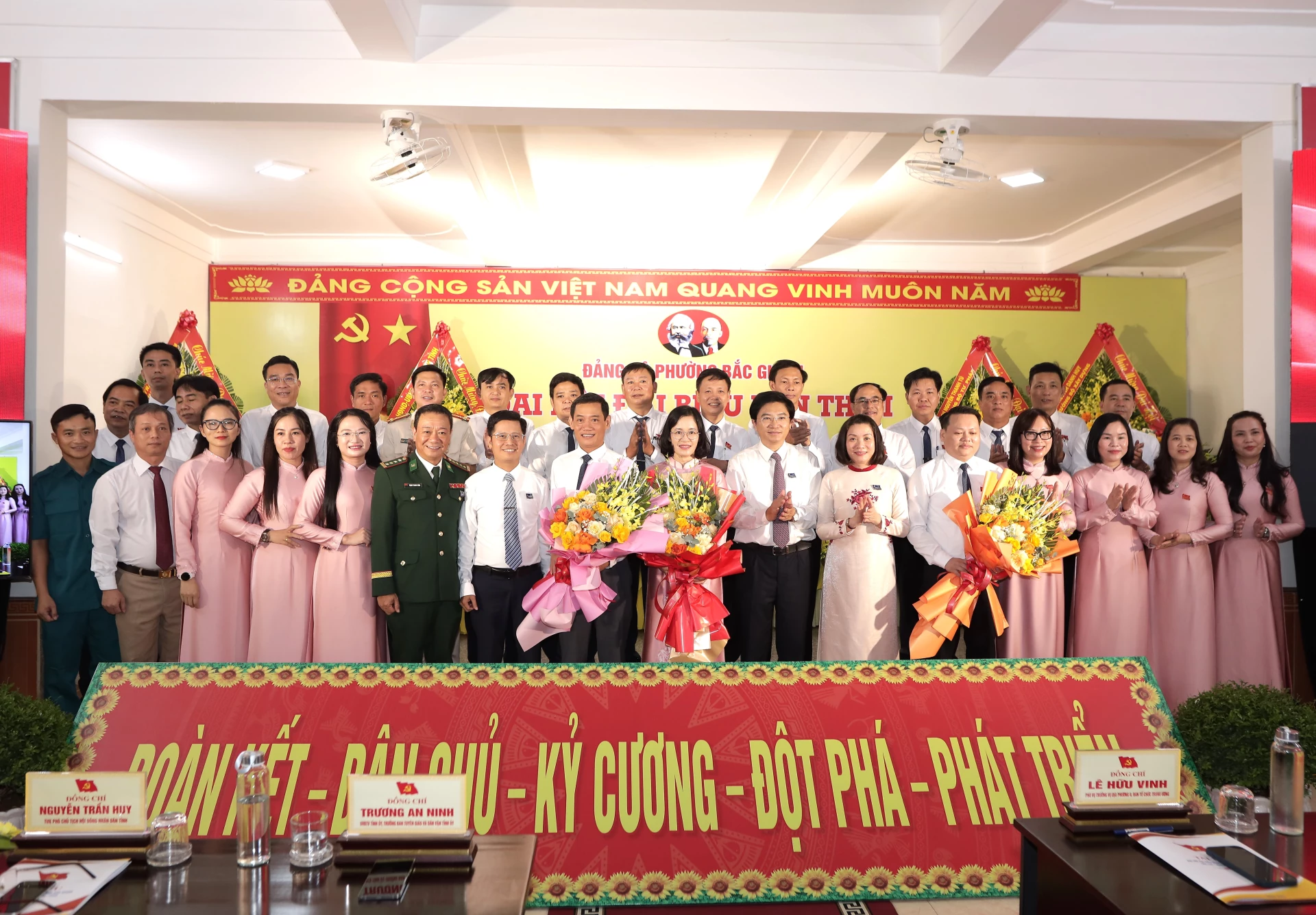 Trưởng ban Tuyên Giáo và Dân vận tỉnh ủy Trương An Ninh và lãnh đạo các ban, ngành cấp tỉnh tặng hoa chúc mừng BCH Đảng bộ phường Bắc Gianh nhiệm kỳ 2025 – 2030 - Ảnh: Hoàng Linh