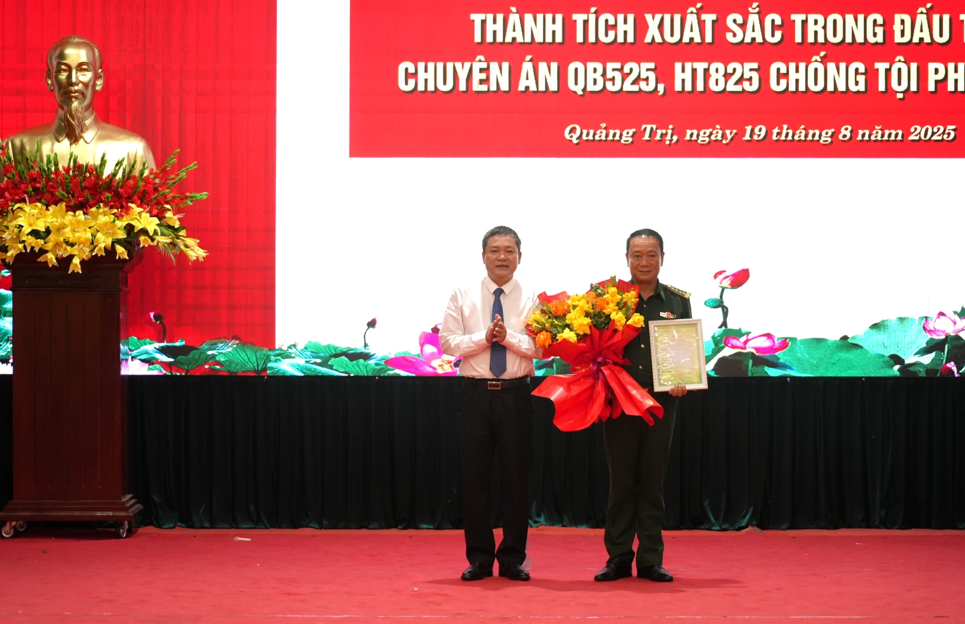 Phó Chủ tịch UBND tỉnh Phan Phong Phú trao thư khen của Ban Thường vụ Tỉnh ủy Quảng Trị cho các đơn vị tham gia chuyên án QB525 - Ảnh: T.Đ