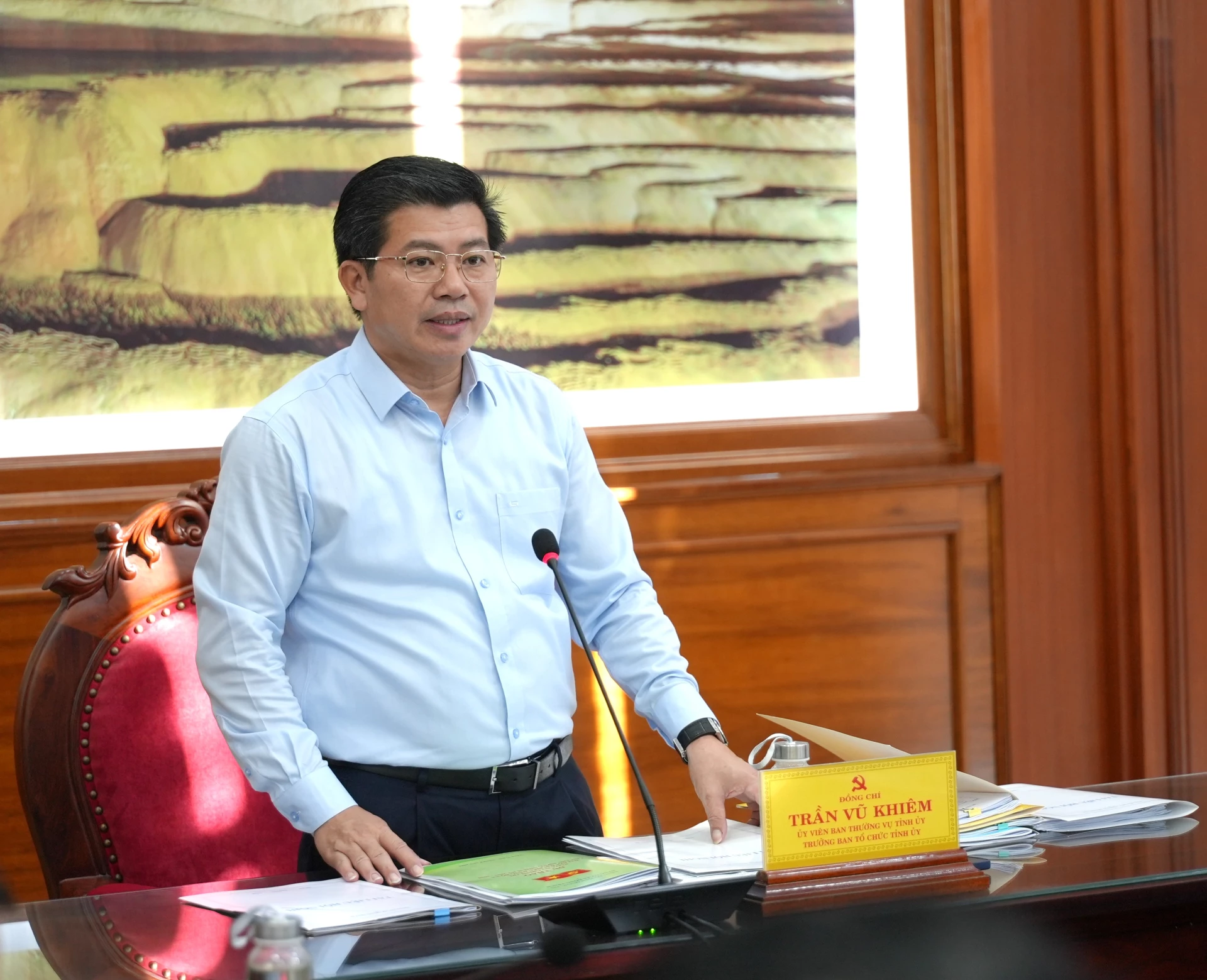 Trưởng ban Tổ chức Tỉnh ủy Trần Vũ Khiêm cho ý kiến về công tác tổ chức đại hội Đảng bộ các xã Đông Trạch, Hoàn Lão, Nam Trạch và Bố Trạch - Ảnh: T.Đ