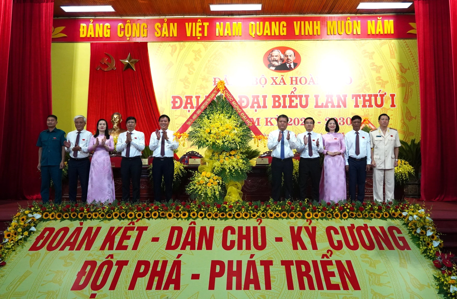 Phó Bí thư Tỉnh ủy, Chủ tịch UBND tỉnh tặng hoa cho Ban Thường vụ Đảng ủy xã Hoàn Lão nhiệm kỳ mới - Ảnh: Trung Đức