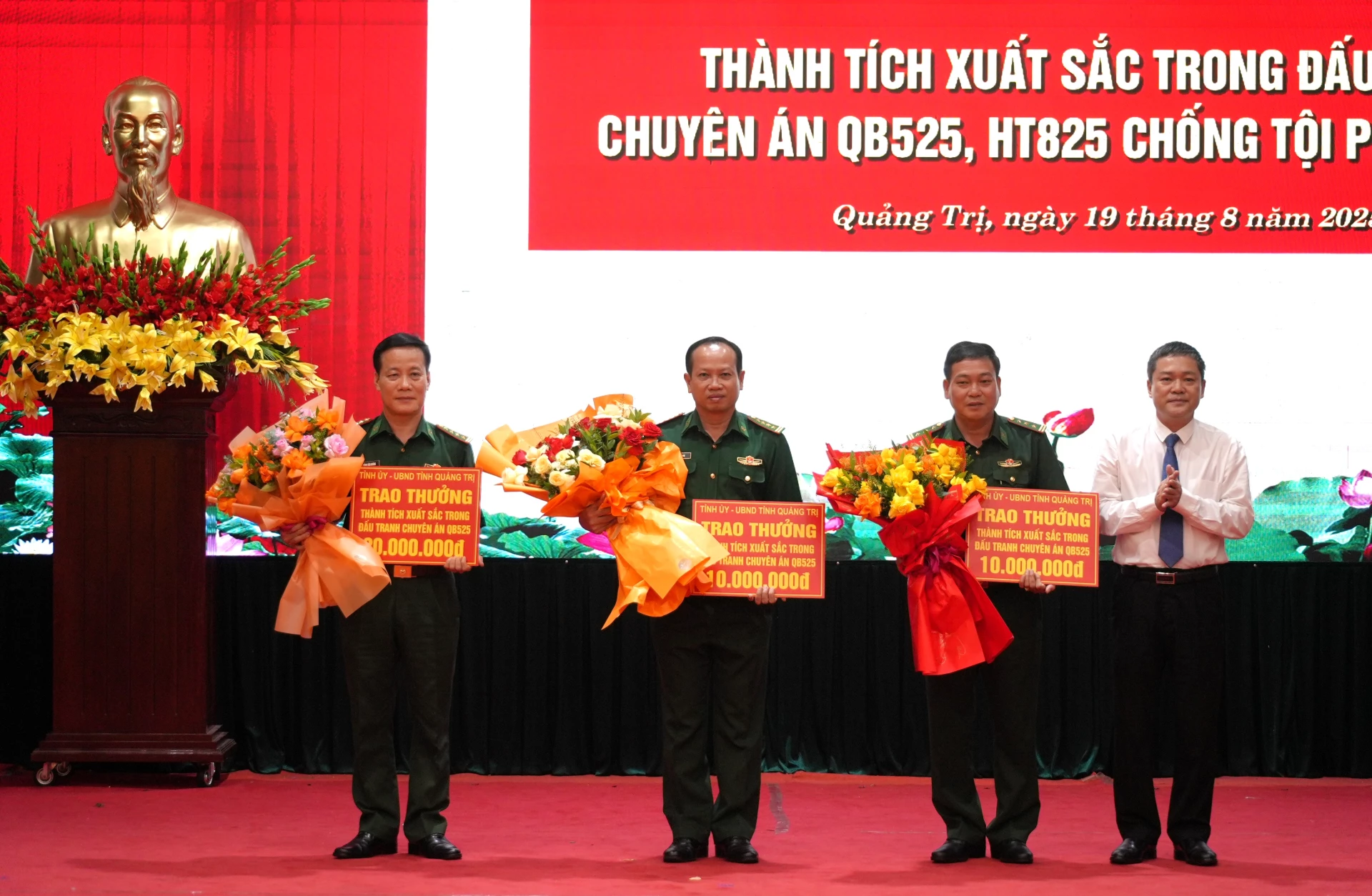 Phó Chủ tịch UBND tỉnh Phan Phong Phú trao thưởng nóng của  UBND tỉnh cho các đơn vị tham gia chuyên án QB525 - Ảnh: T.Đ