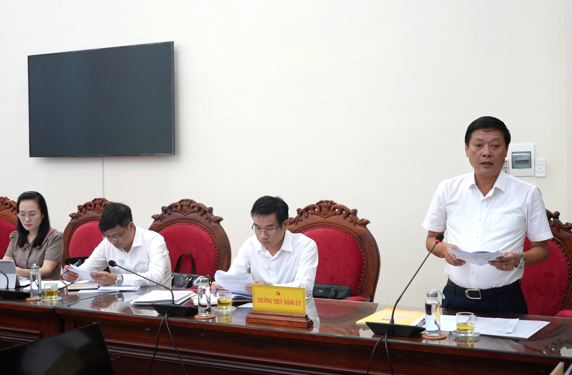 Thường trực Đảng ủy xã Hoàn Lão báo cáo công tác chuẩn bị đại hội - Ảnh: T.Đ