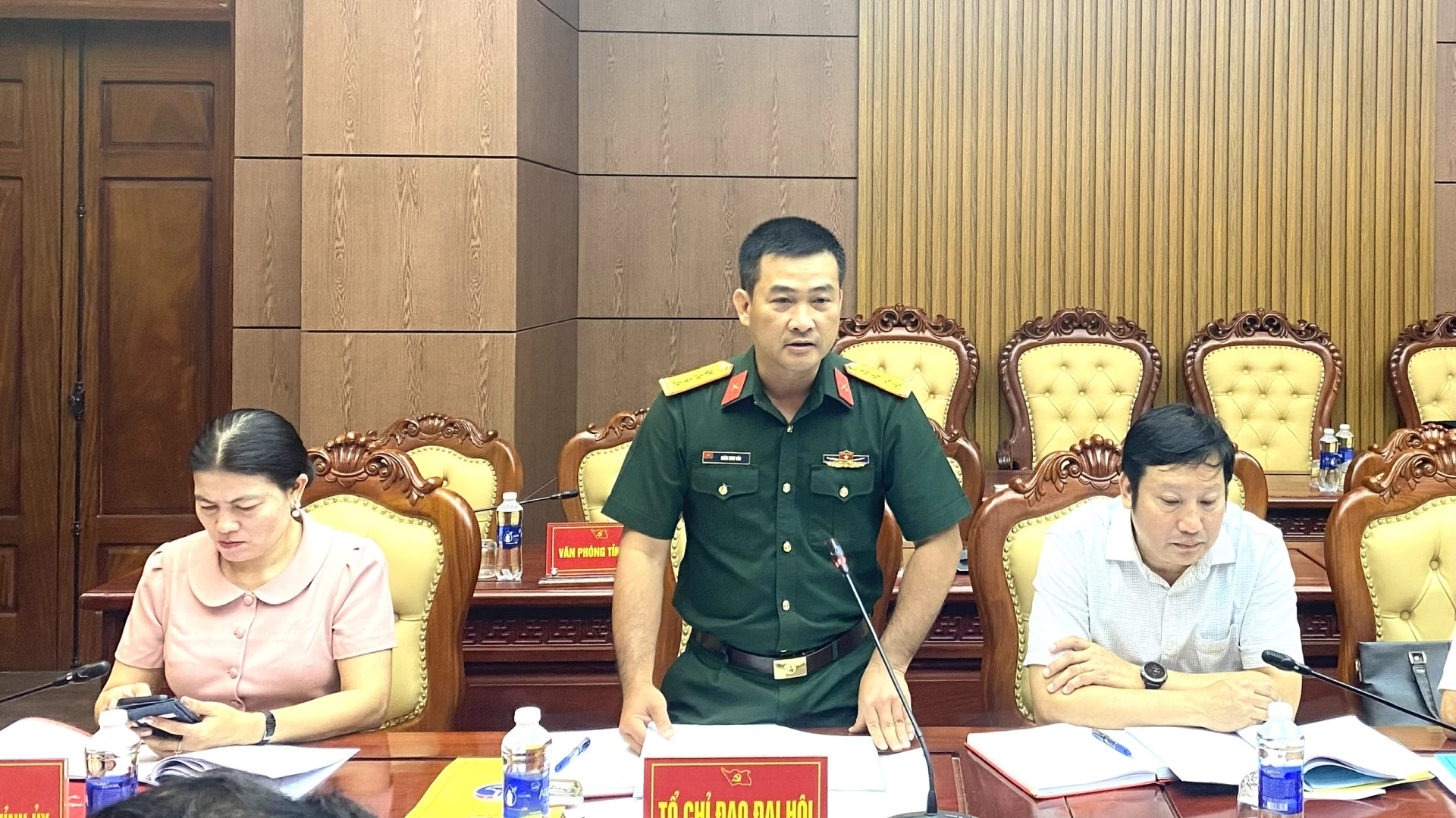 Trưởng BCH Quân sự tỉnh Đoàn Sinh Hòa góp ý cho đảng bộ các xã, phường, đặc khu