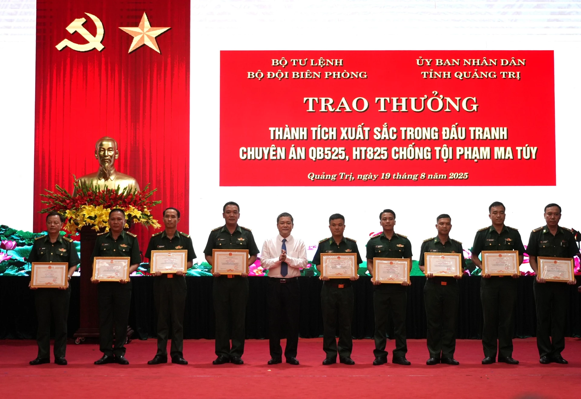 Phó Chủ tịch UBND tỉnh Phan Phong Phú trao bằng khen của UBND tỉnh cho các cá nhân tham gia chuyên án QB525 - Ảnh: T.Đ